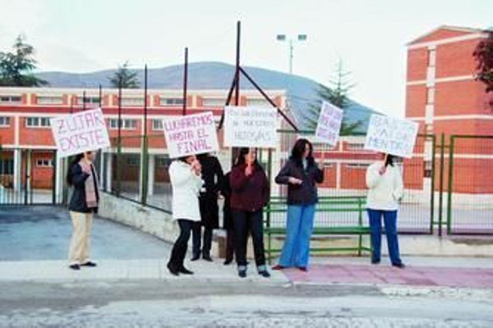 Algunas madres, ayer en plena protesta en Zújar (Granada). Algunas madres, ayer en plena protesta en Zújar (Granada).