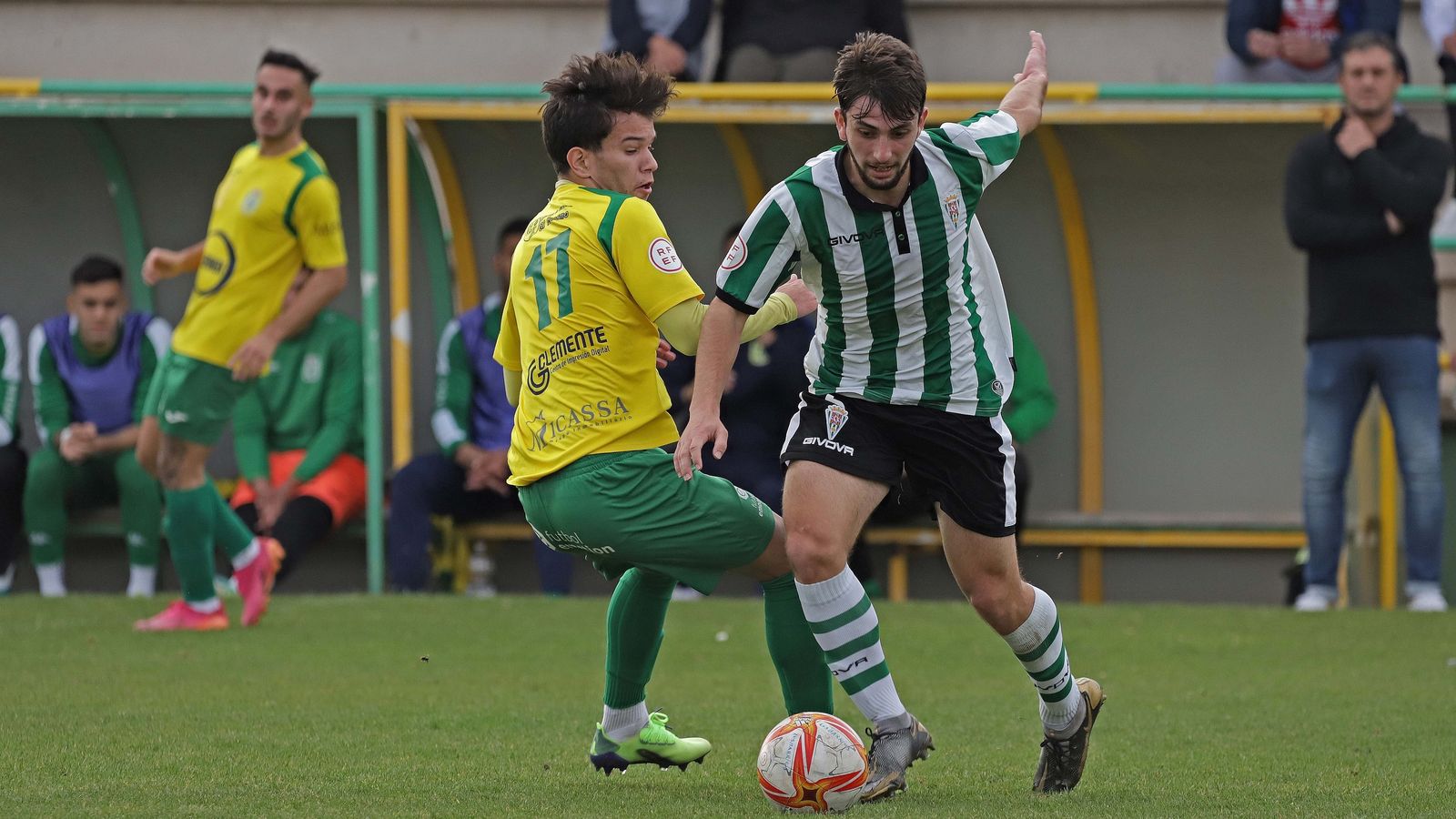 Christian Delgado es presionado por un jugador de Los Barrios.