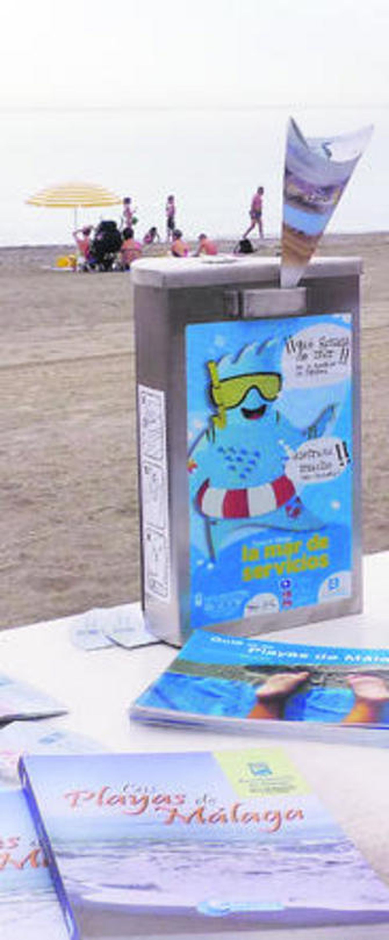 La concejal de Playas, Teresa Porras, en la presentación de los expendedores de ceniceros.