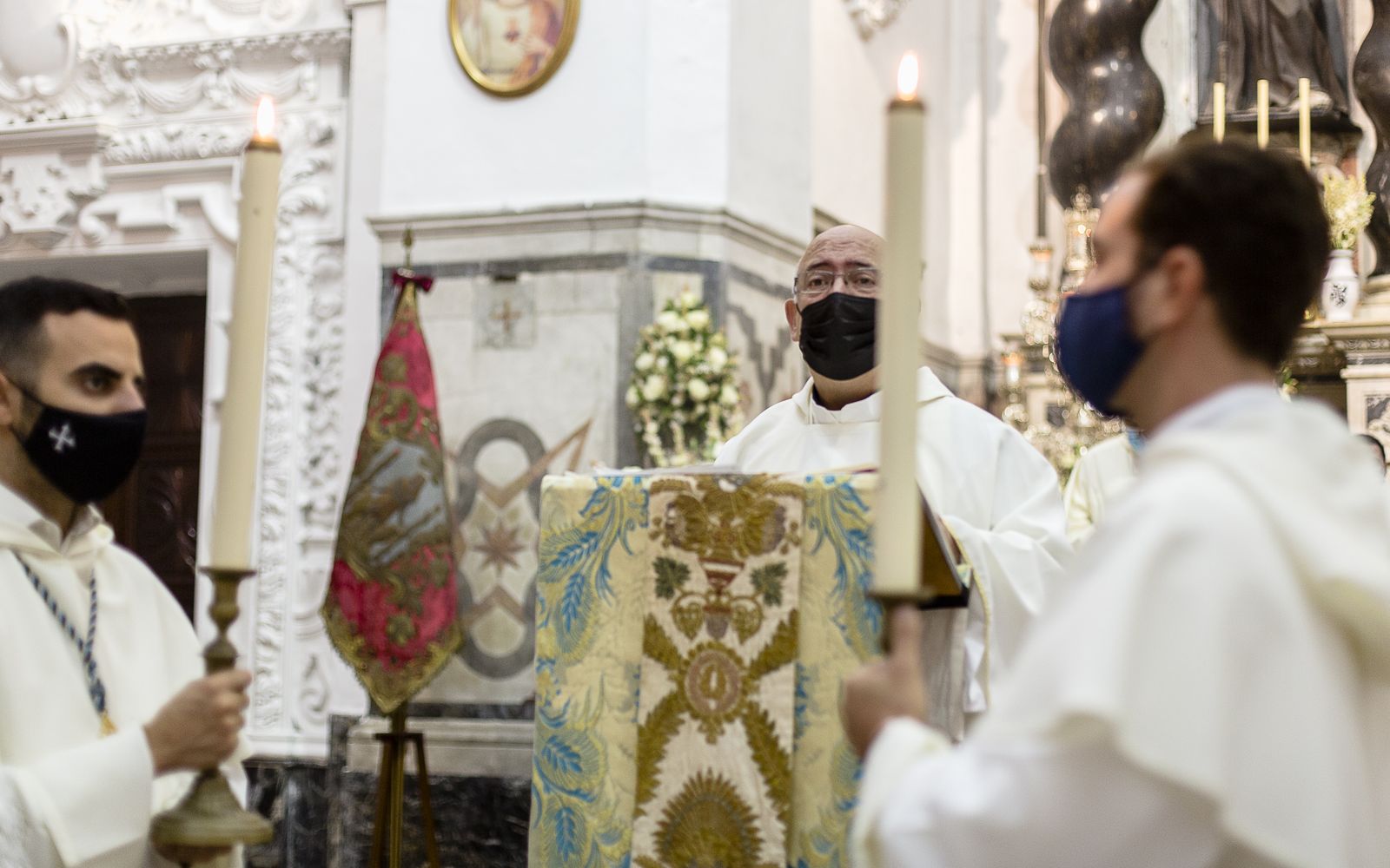 Imágenes de la celebración del día de la Virgen del Rosario en la iglesia de Santo Domingo