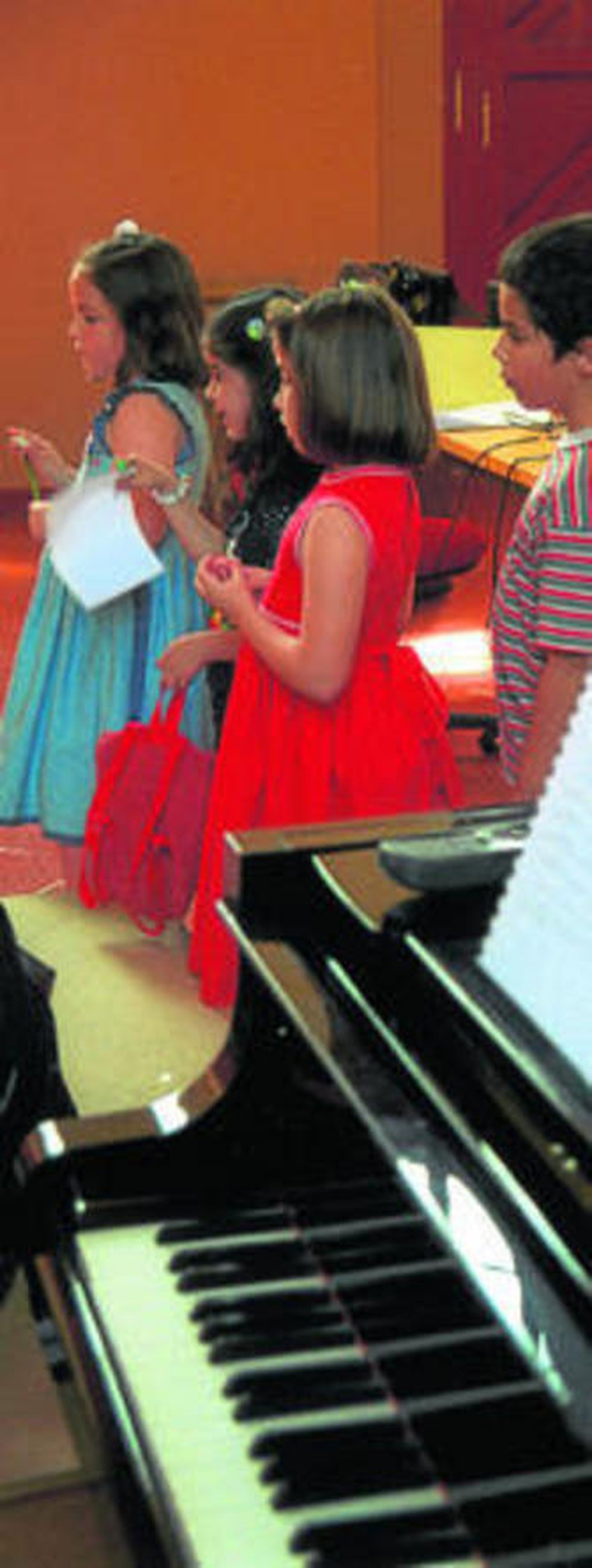 Alumnos de Primaria en clase de música.