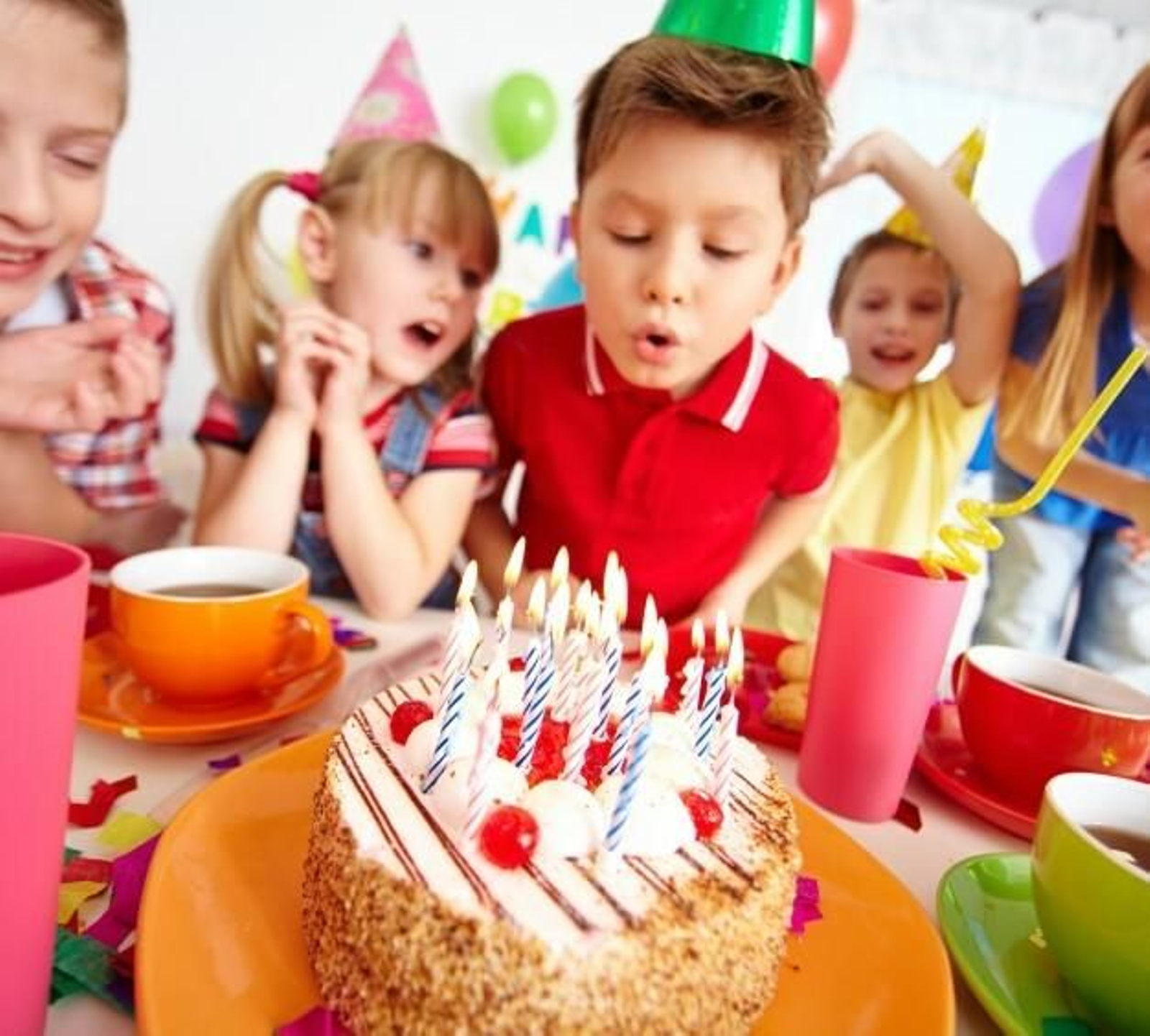 Además de soplar las velas, los niños celebran cumpleaños originales.