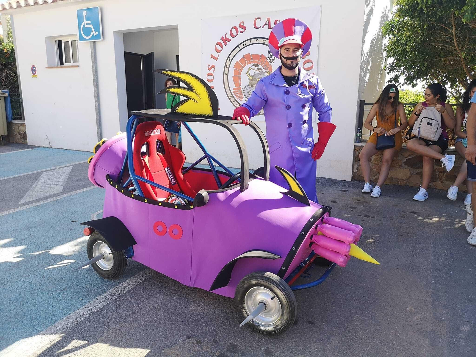 Uno de los participantes en los Autos Lokos Casarabonela este sábado.