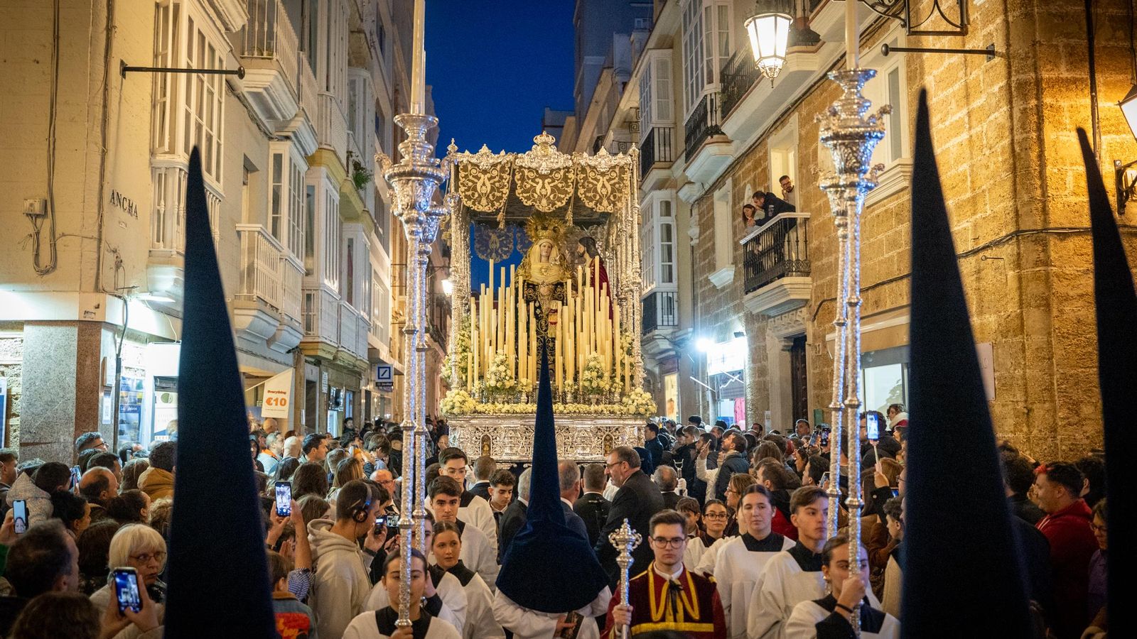 Las imágenes de la archicofradía de Ecce Homo en la Semana Santa de Cádiz de 2024
