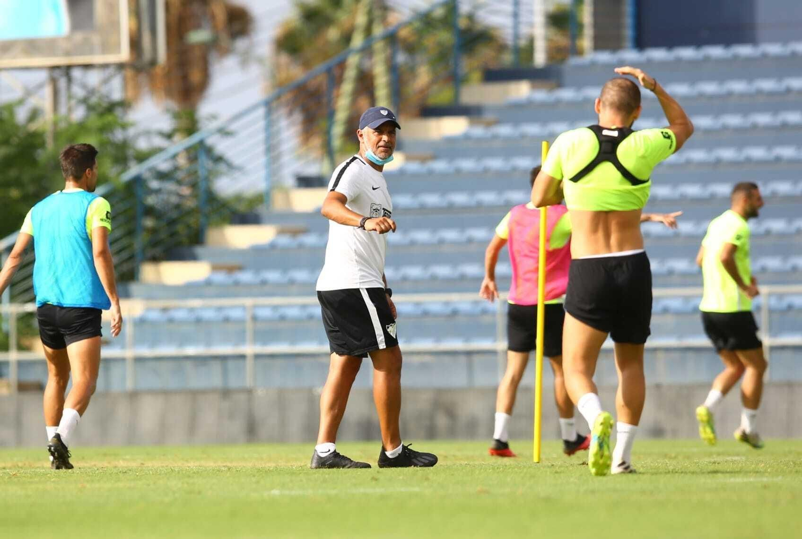 Sergio Pellicer da órdenes a sus jugadores.