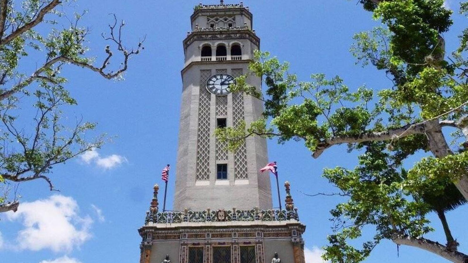 La torre del reloj en el recinto de Río Piedras de la Universidad de Puerto Rico