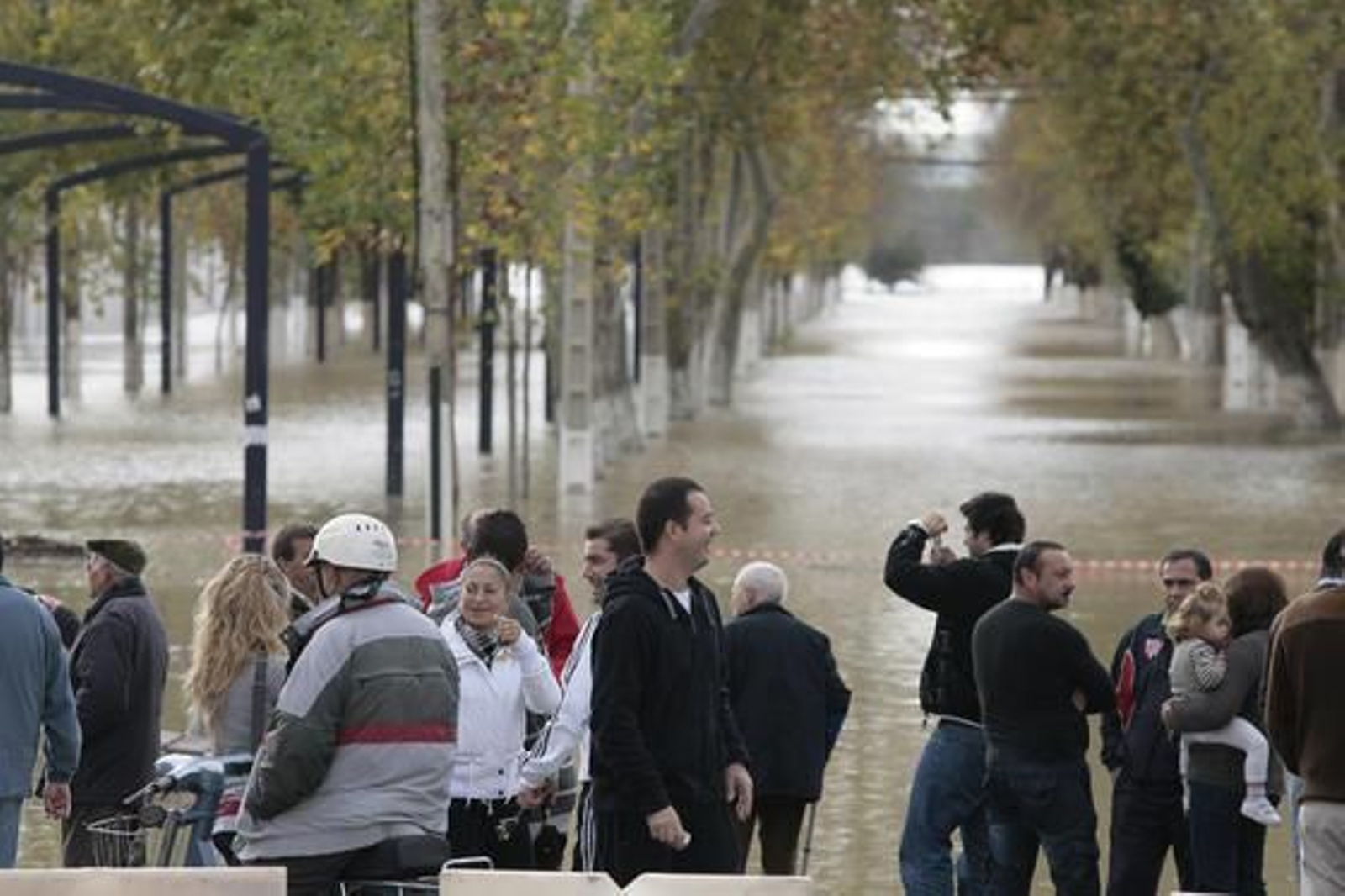El Río Guadalquivir se desborda a su paso por Lora del Río./ J.C Muñoz
