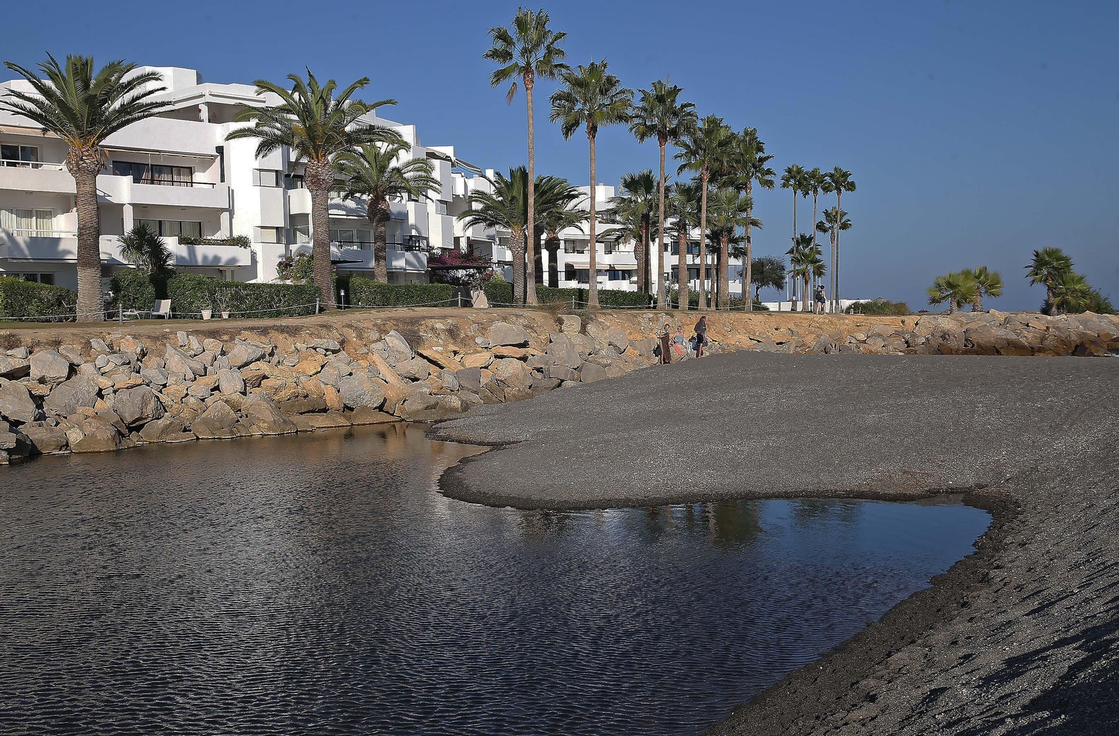 Fotos de la desembocadura del río Guadiaro taponada de nuevo