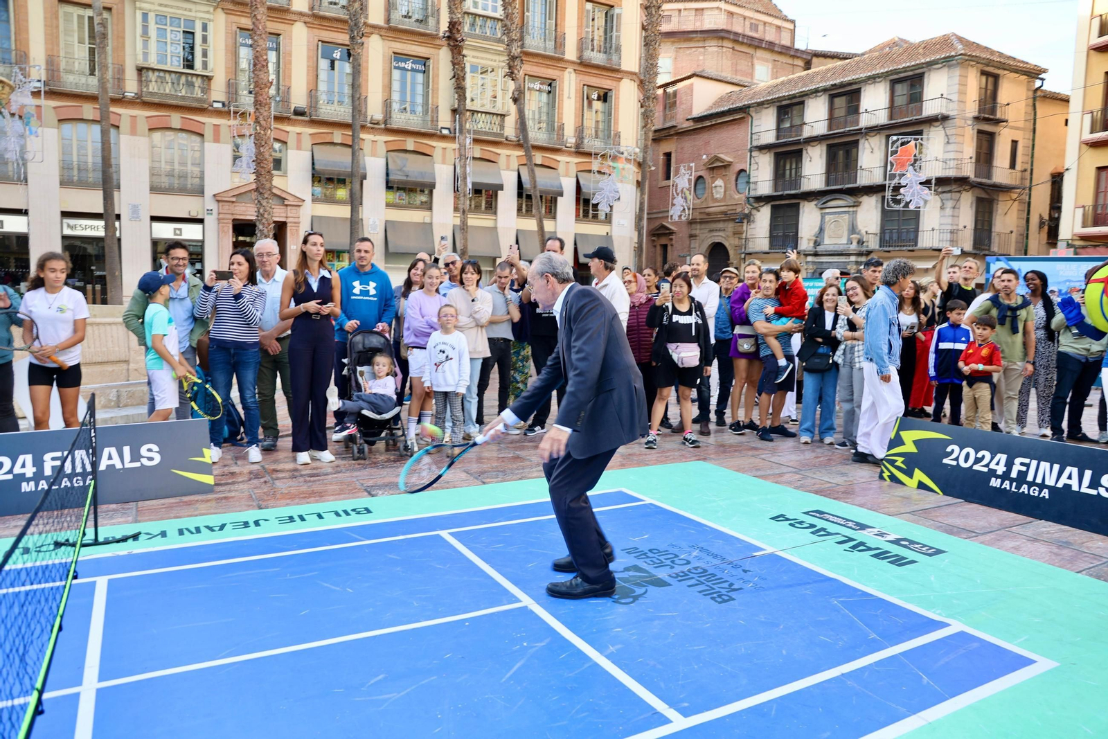 El alcalde De la Torre se anima a jugar con Conchita Martínez en la presentación de la BJKC