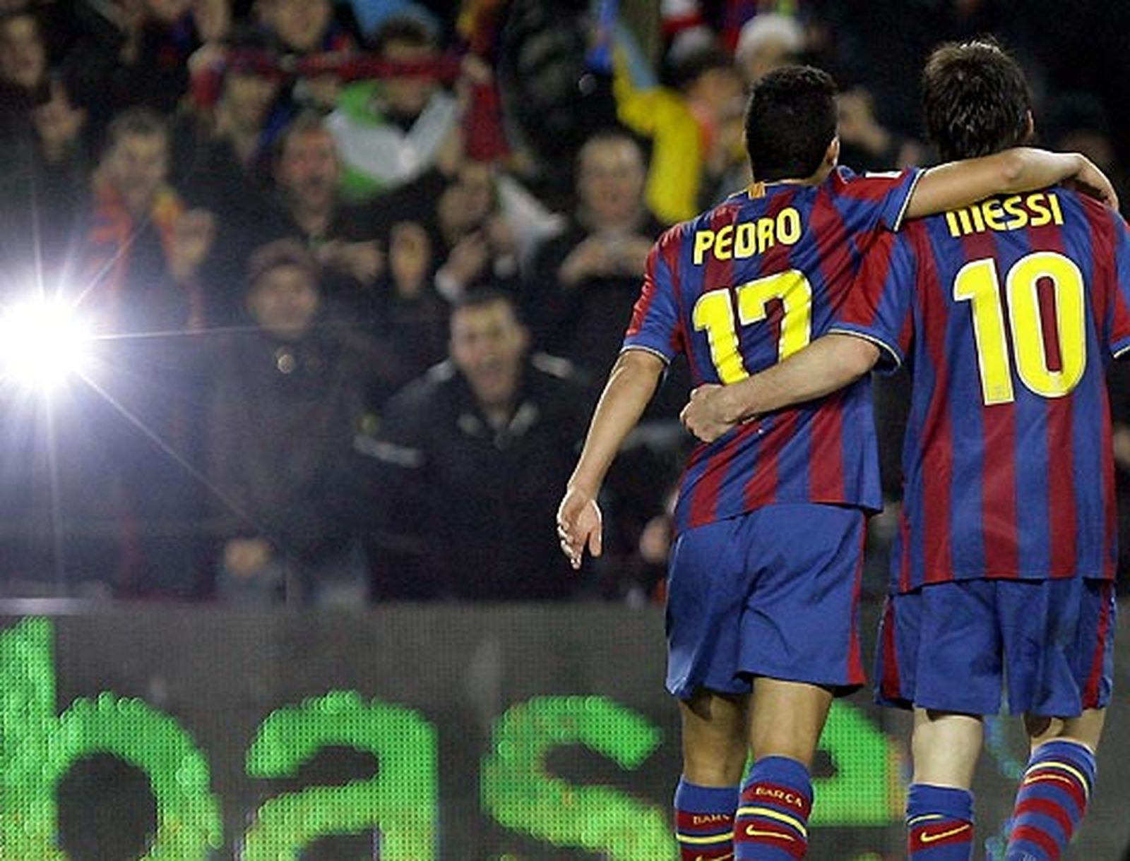 Pedro y Messi celebran el segundo gol del argentino ante el Sevilla.

Foto: Afp Photo