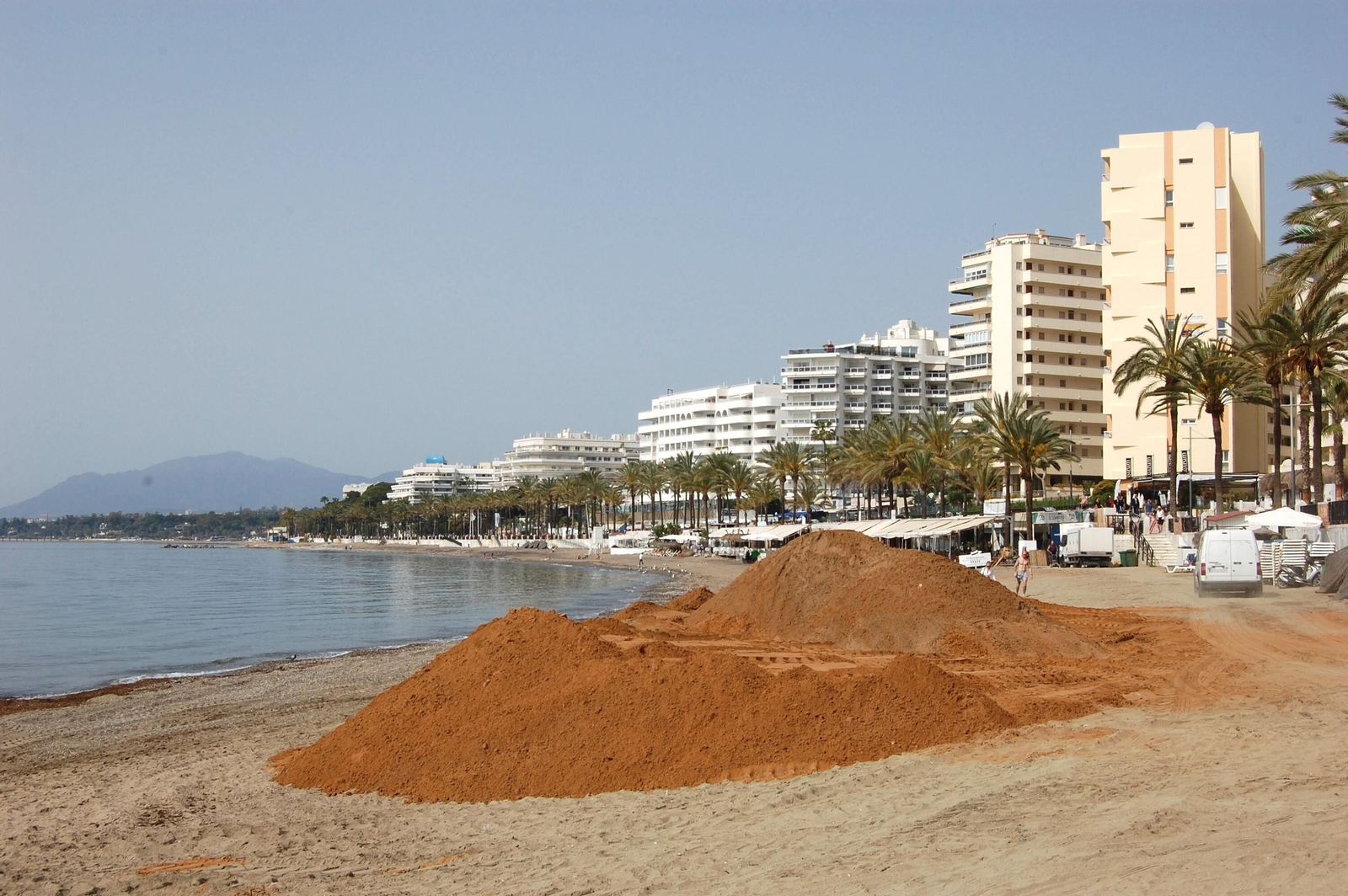 Los trabajos de aporte de arena que se están realizando en la playa de La Fontanilla. Los trabajos de aporte de arena que se están realizando en la playa de La Fontanilla.