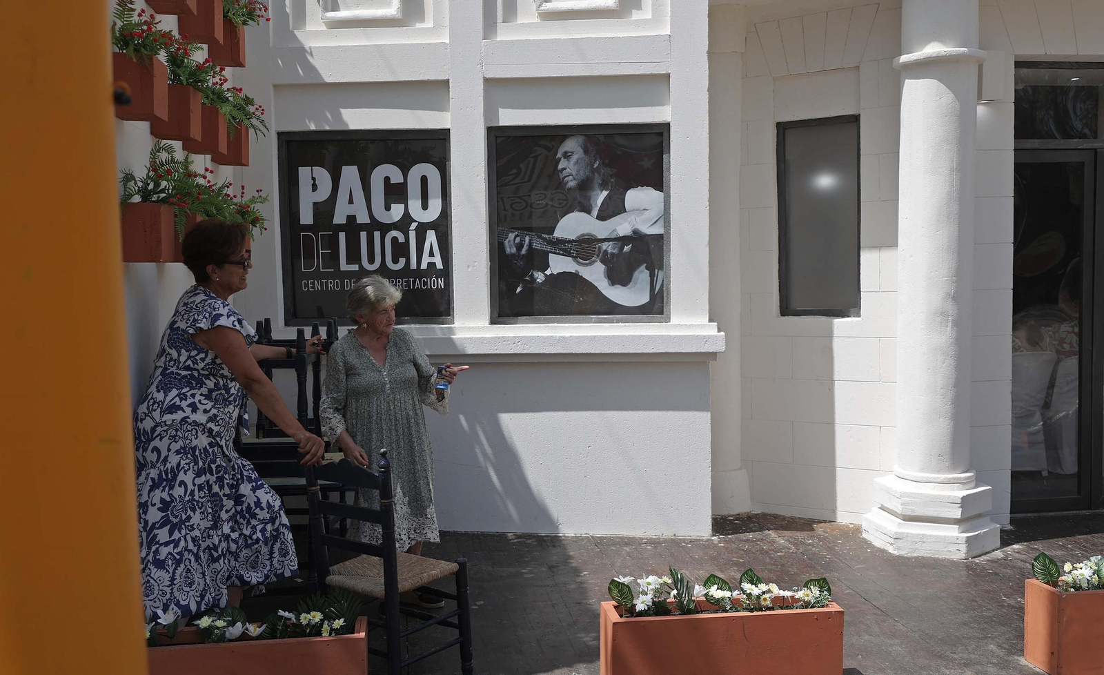 Unas señoras en la fachada de Los Buyitas.