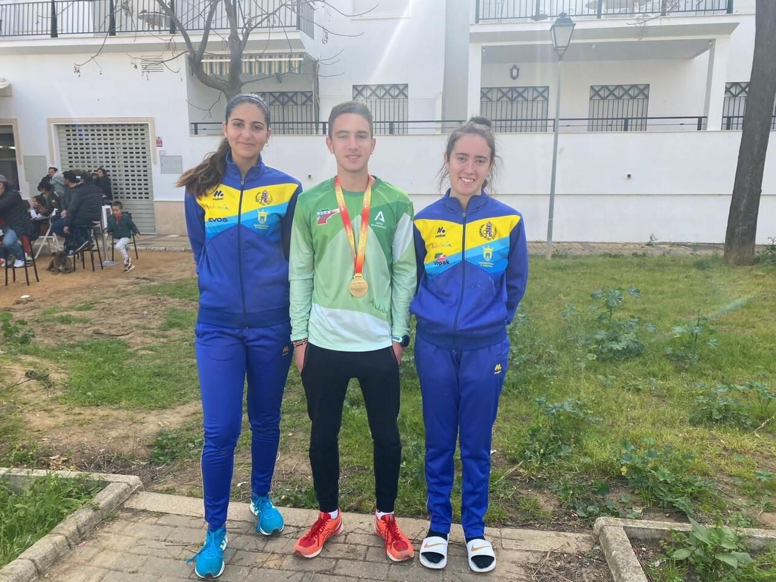 Los tres atletas del Bahía en Lepe.