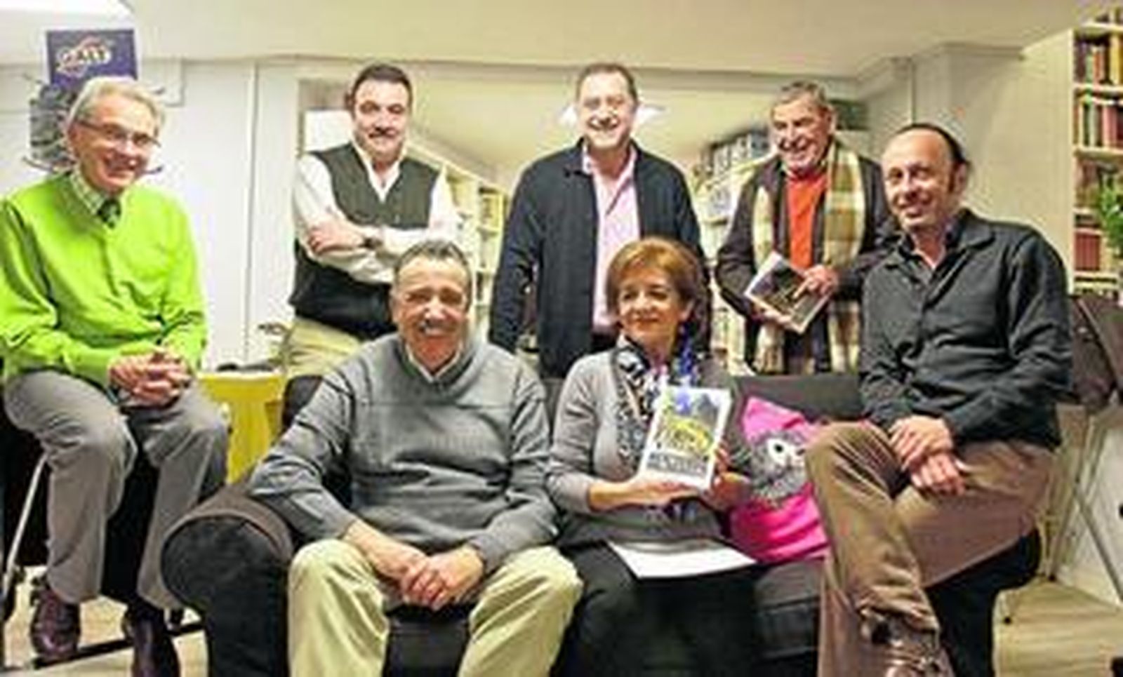 De izquierda a derecha, sentados, Manuel Cubero Urbano, Jesús Maeso de la Torre y Virtudes Atero Burgos, coordinadores del libro.