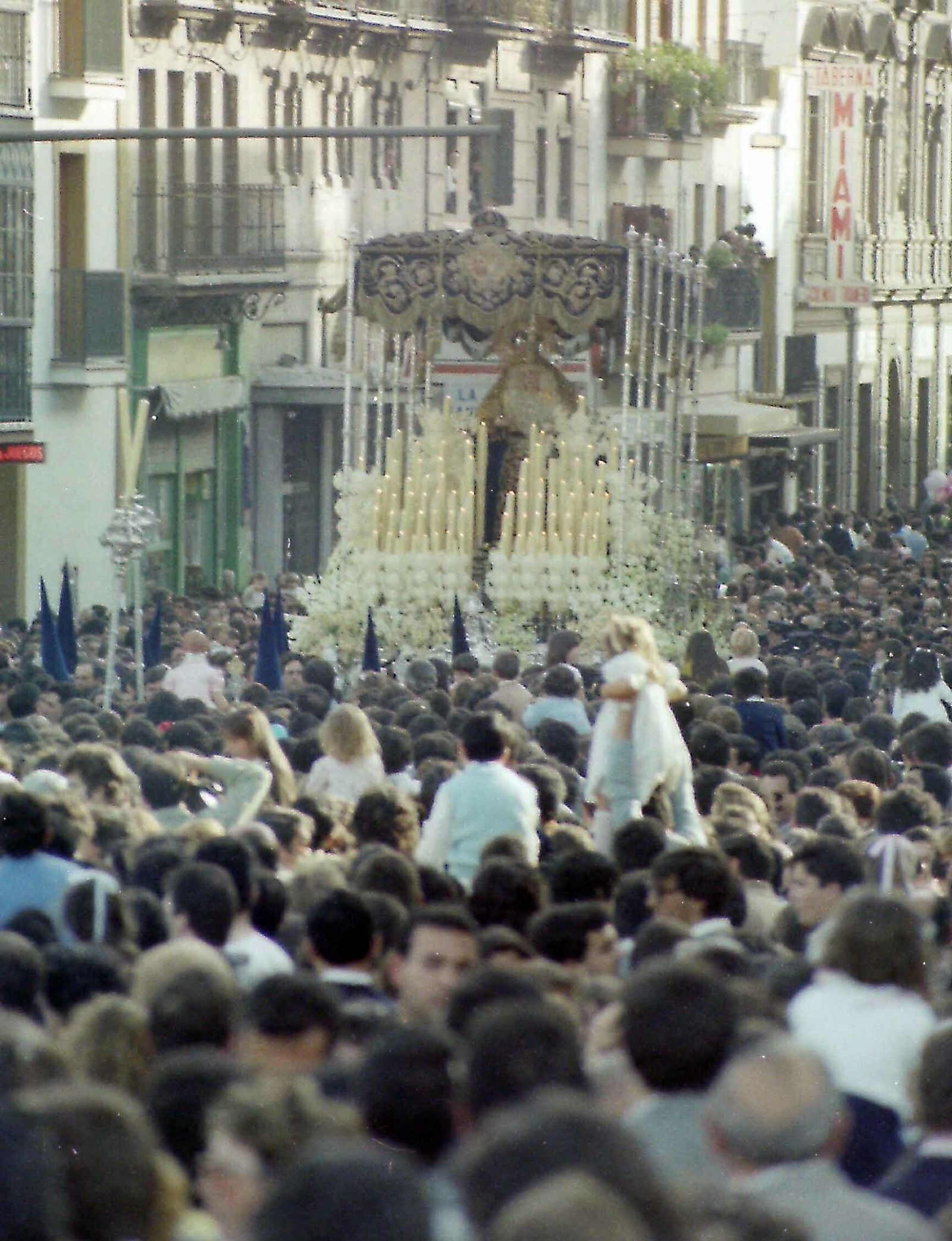La Virgen de la Estrella en su paso de palio a principios de los años 90.