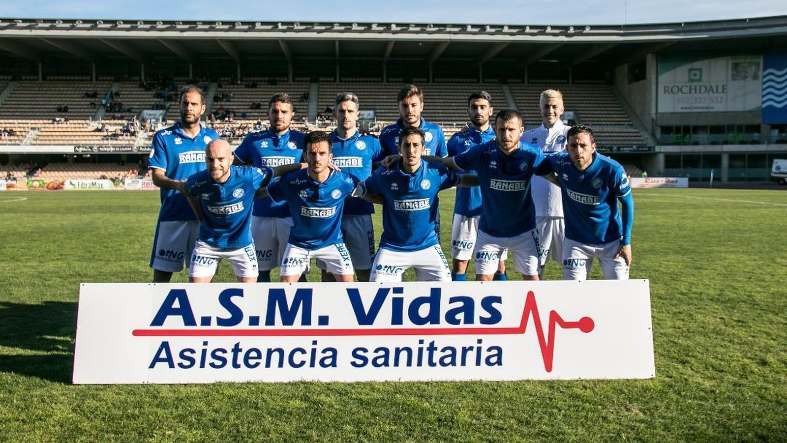 Alberto Heredia, el primero por la izquierda de pie, en la formación del domingo ante el Ceuta.