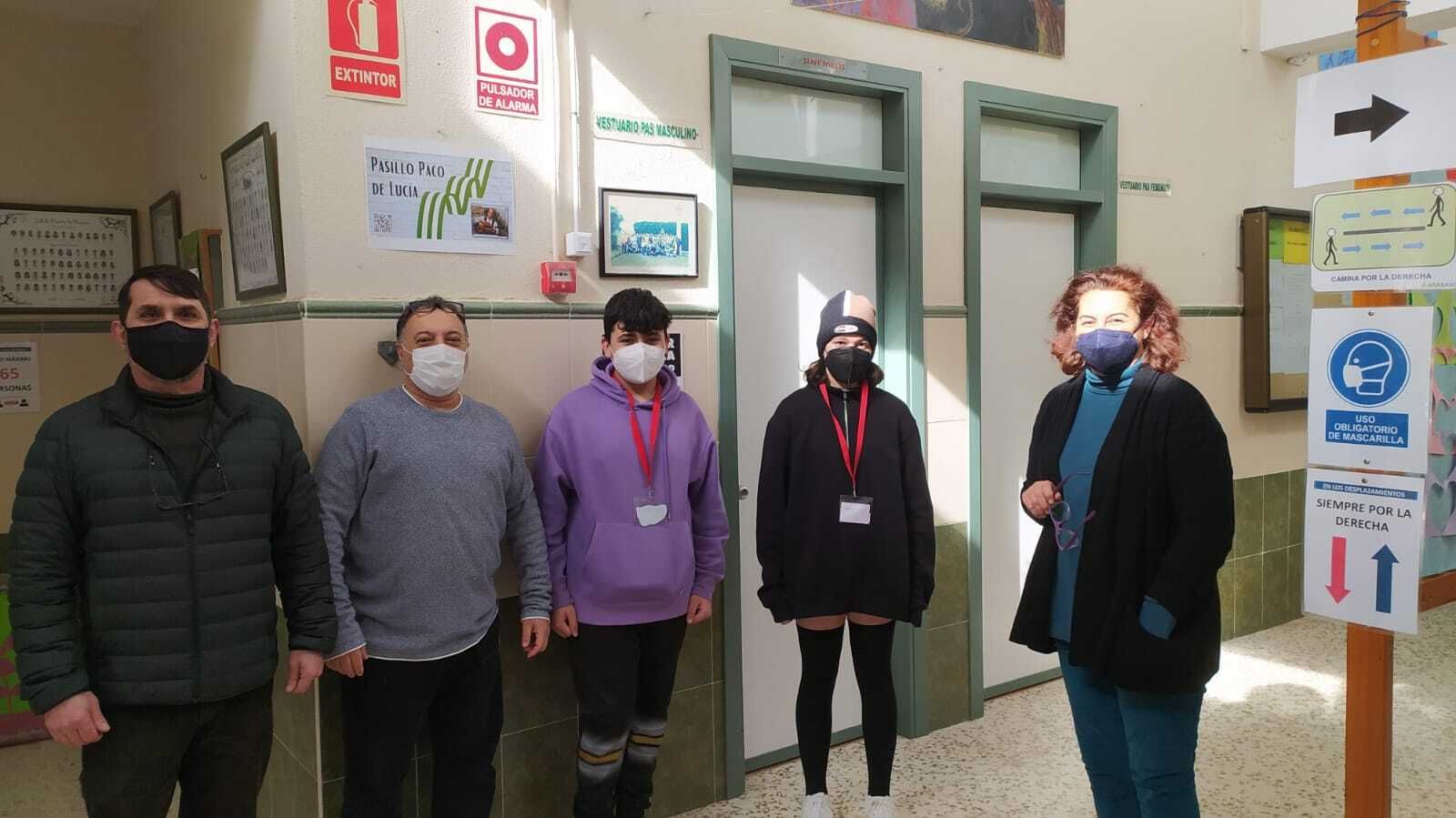 Representantes de la comunidad educativa del IES Huerta posan en el pasillo dedicado al artista gaditano.