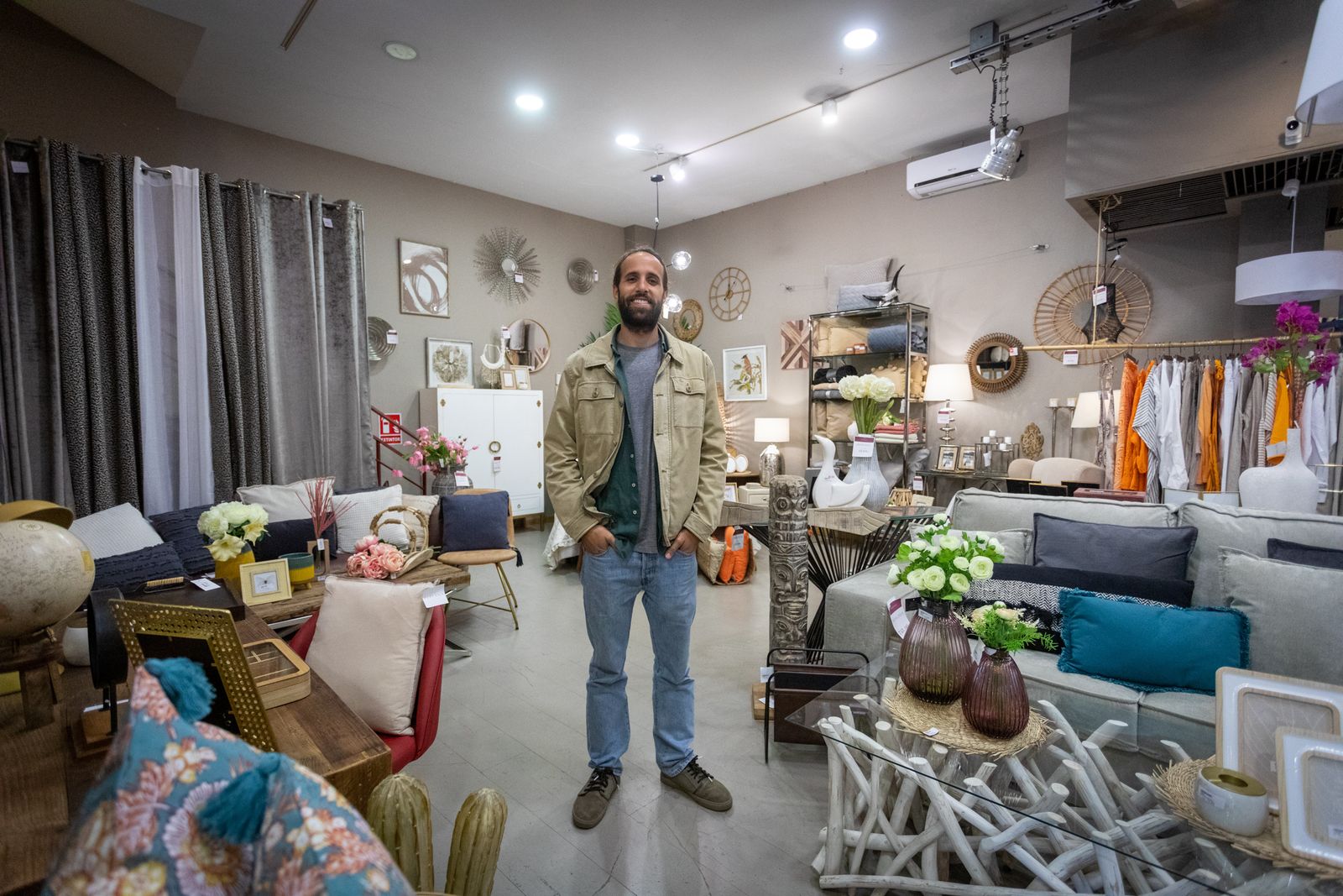 Guillermo Bruzón Díaz, en la tienda de Pestana en la avenida de Andalucía.