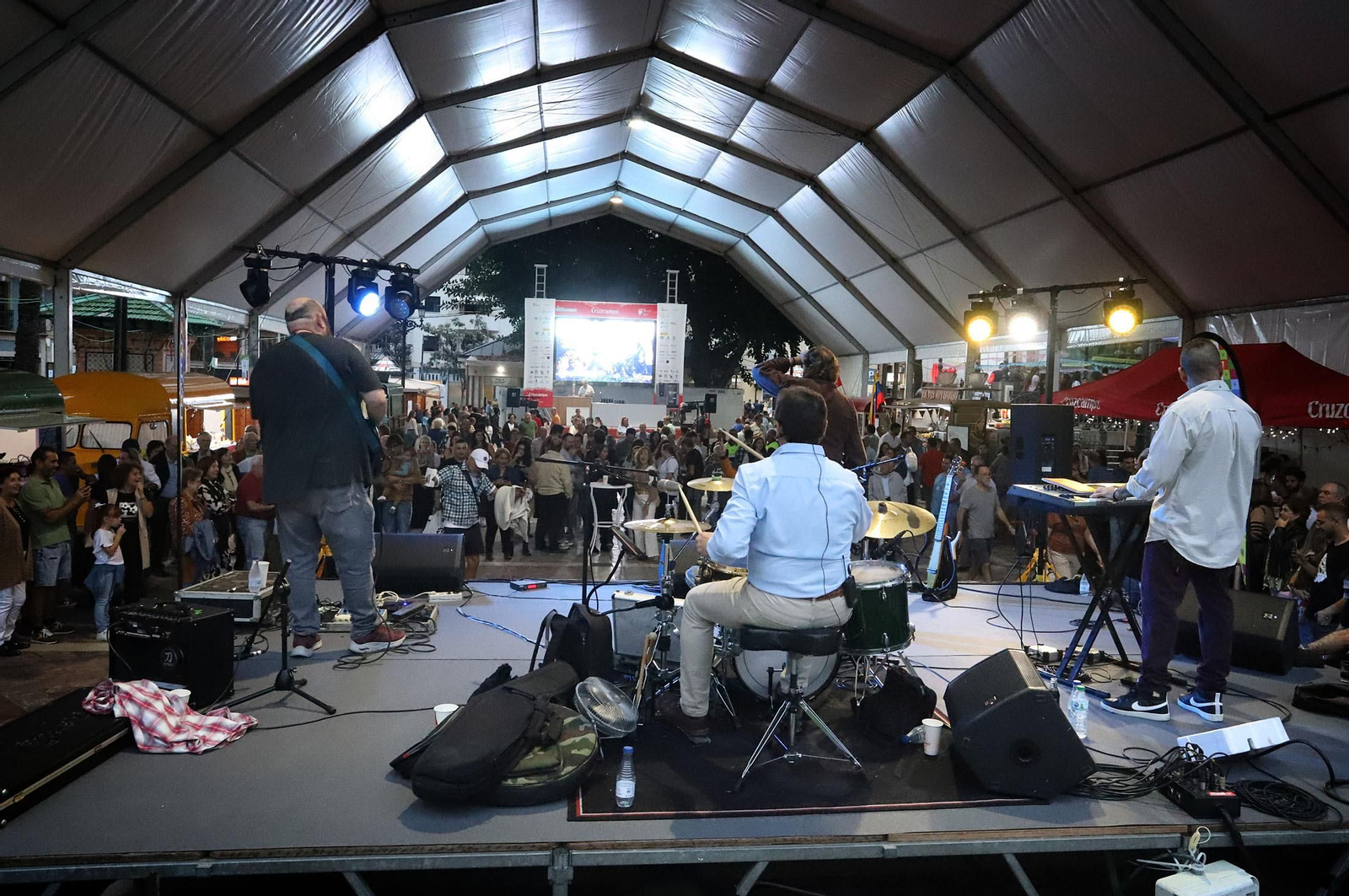 Imágenes de la apertura del Festival de Food Trucks de Binómico en la Plaza de las Monjas