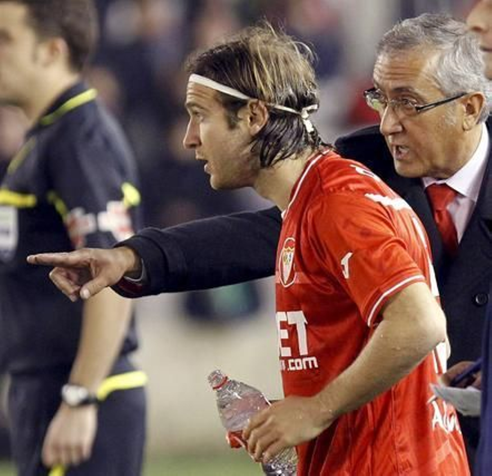 El Sevilla pierde un punto en el descuento frente al Racing (3-2). / EFE