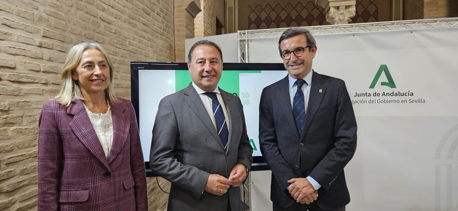 La consejera de Salud y Consumo, Rocío Hernández, y el consejero de Industria, Energía y Minas, Jorge Paradela, acompañados por el delegado del Gobierno de la Junta en Sevilla, Ricardo Sánchez.