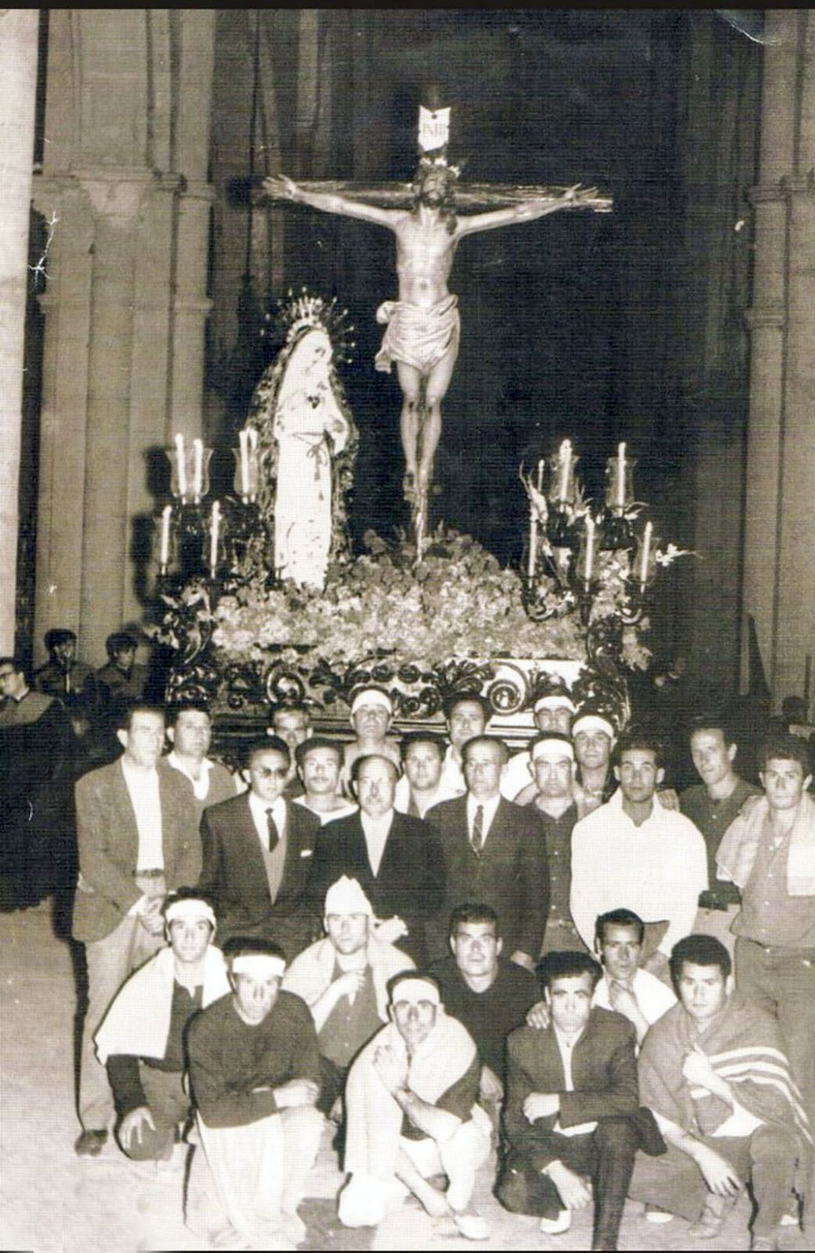 Faeneros junto al paso del Cristo de la Expiración con José Gálvez 'el Policía'.