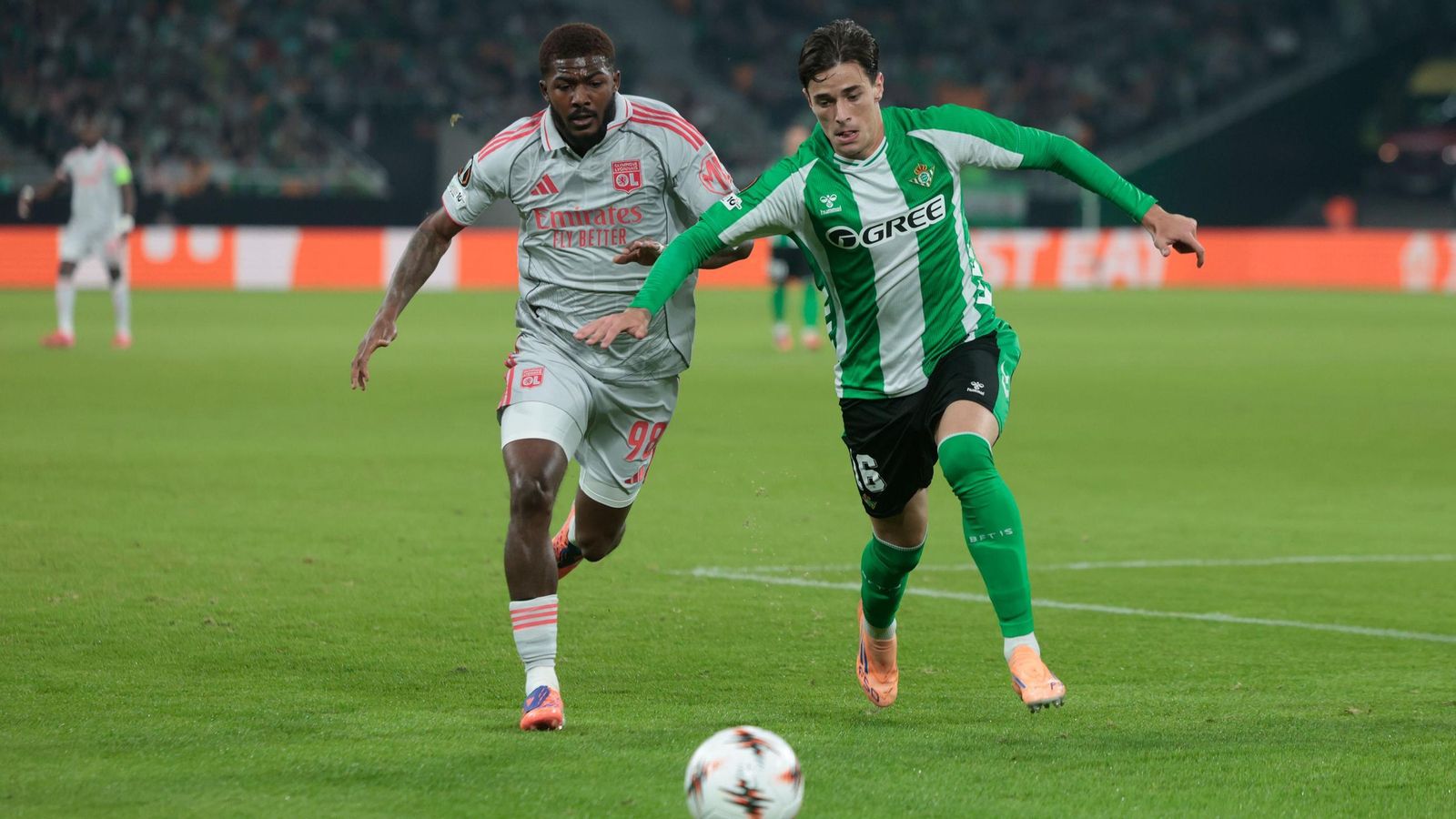 El bético Valentín Gómez pugna por el balón con Maitland-Niles, del Lyon.