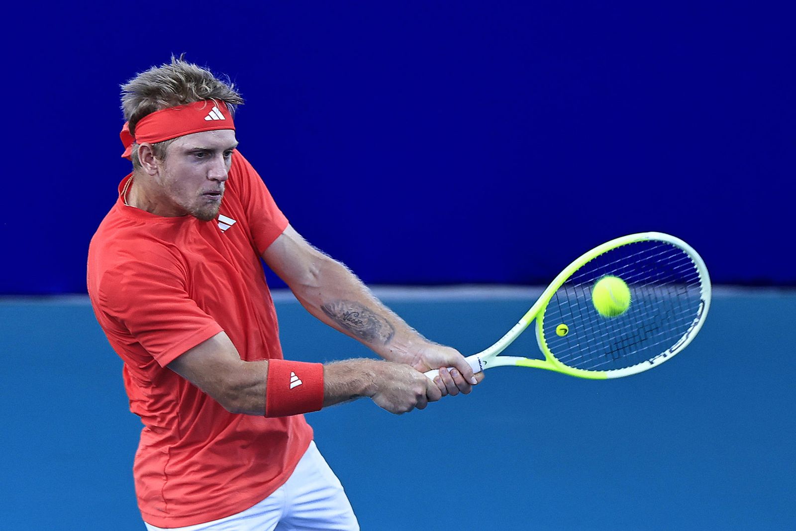 Davidovich salva cuatro bolas de partido y avanza en Acapulco