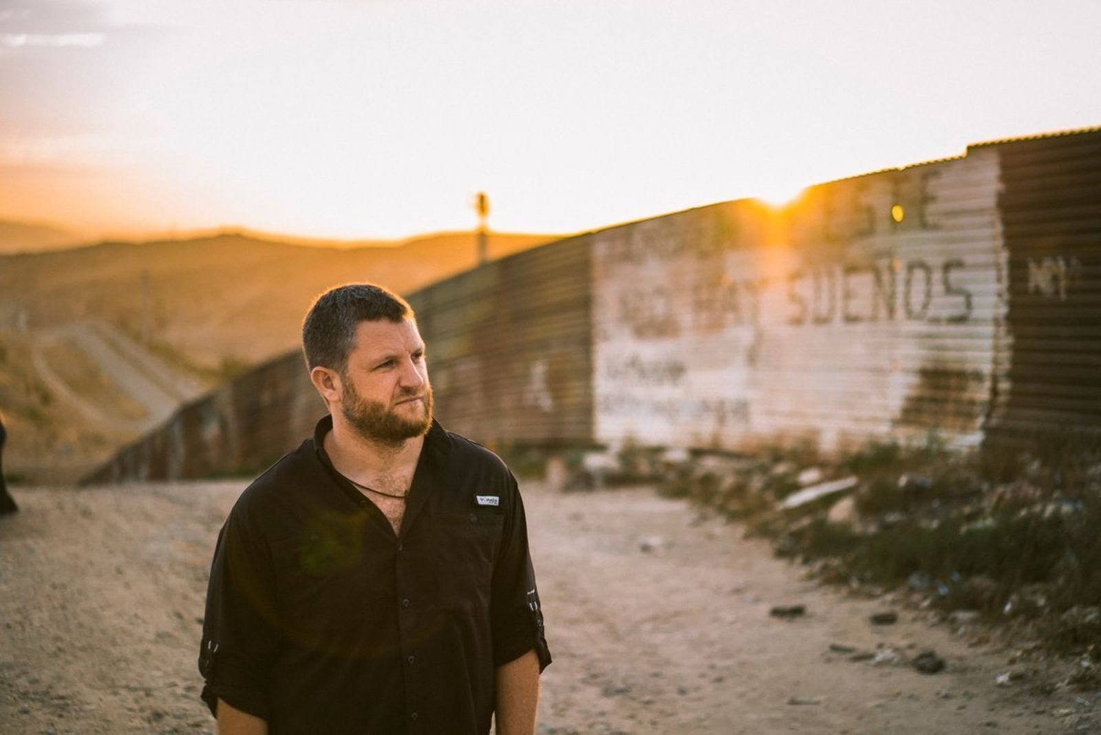 David Beriain frente al actual muro fronterizo entre Estados Unidos y México.
