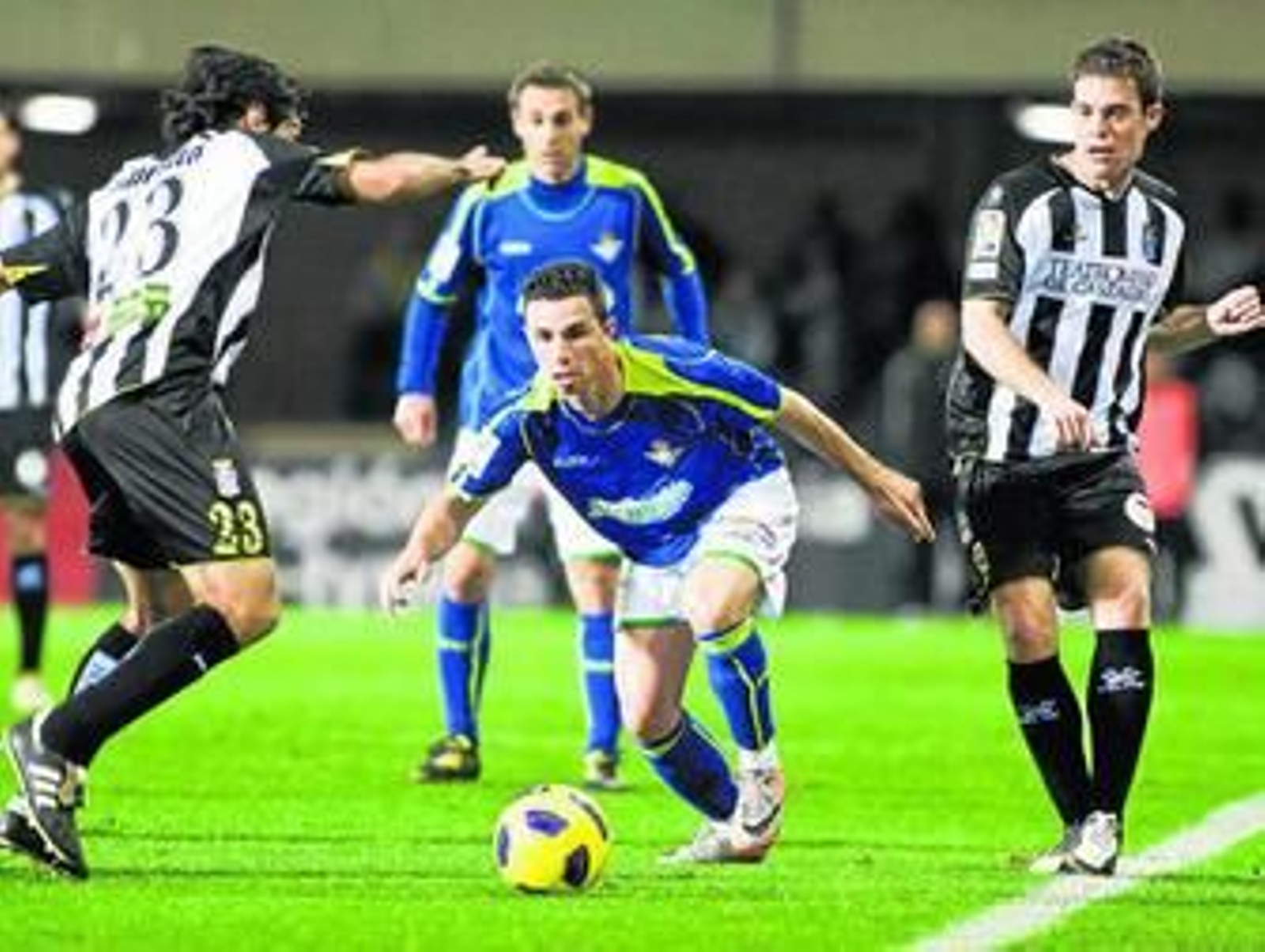 El gol de Rubén Castro no le sirvió al Betis, que vio como el Cartagena remontó en los últimos instantes.