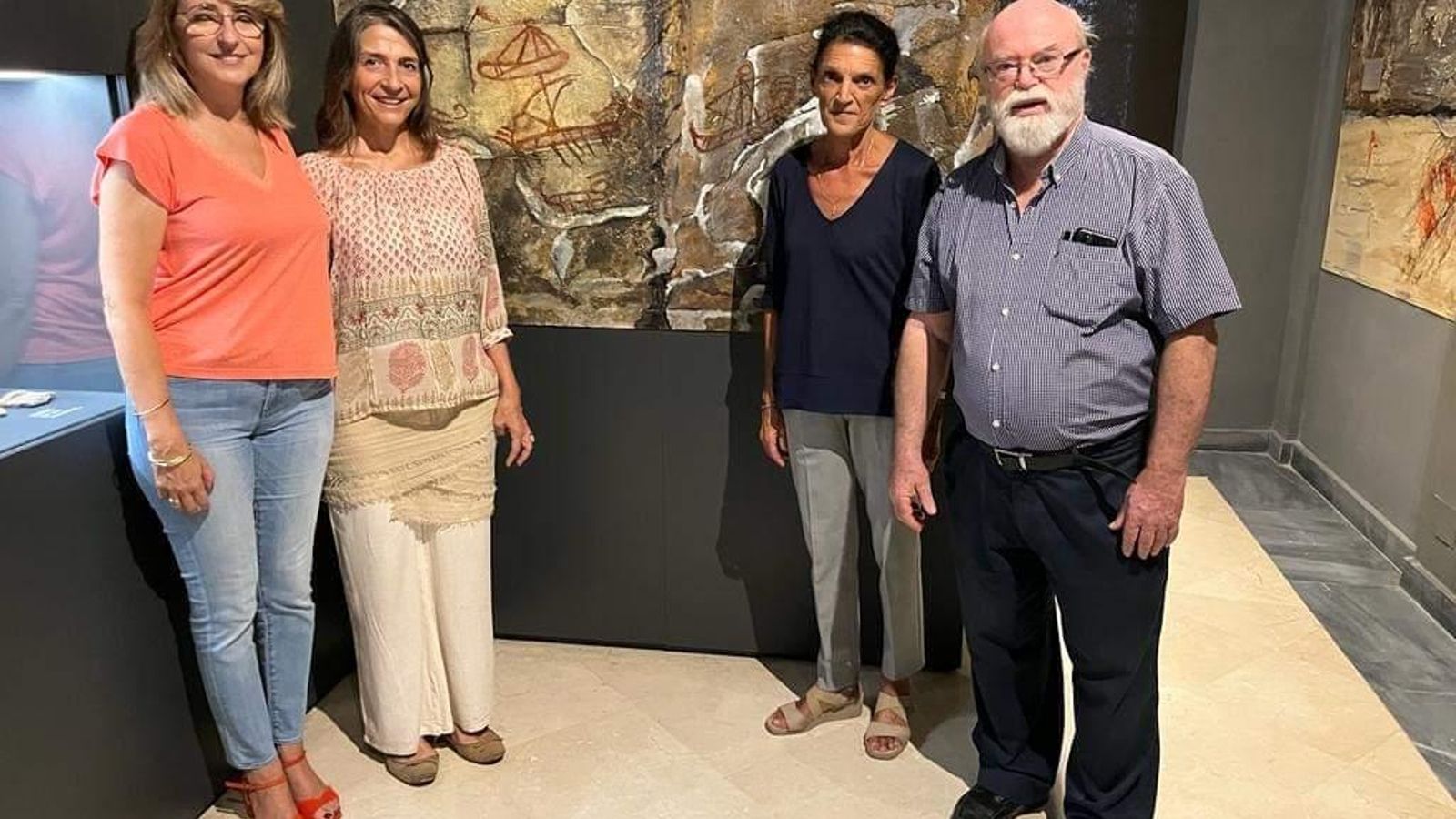 Pilar Pintor, Manuela Puerta, Rosabel O'Neill y Carlos Gómez de Avellaneda, frente a la reproducción de la escena naval de la Laja Alta. Pilar Pintor, Manuela Puerta, Rosabel O'Neill y Carlos Gómez de Avellaneda, frente a la reproducción de la escena naval de la Laja Alta.
