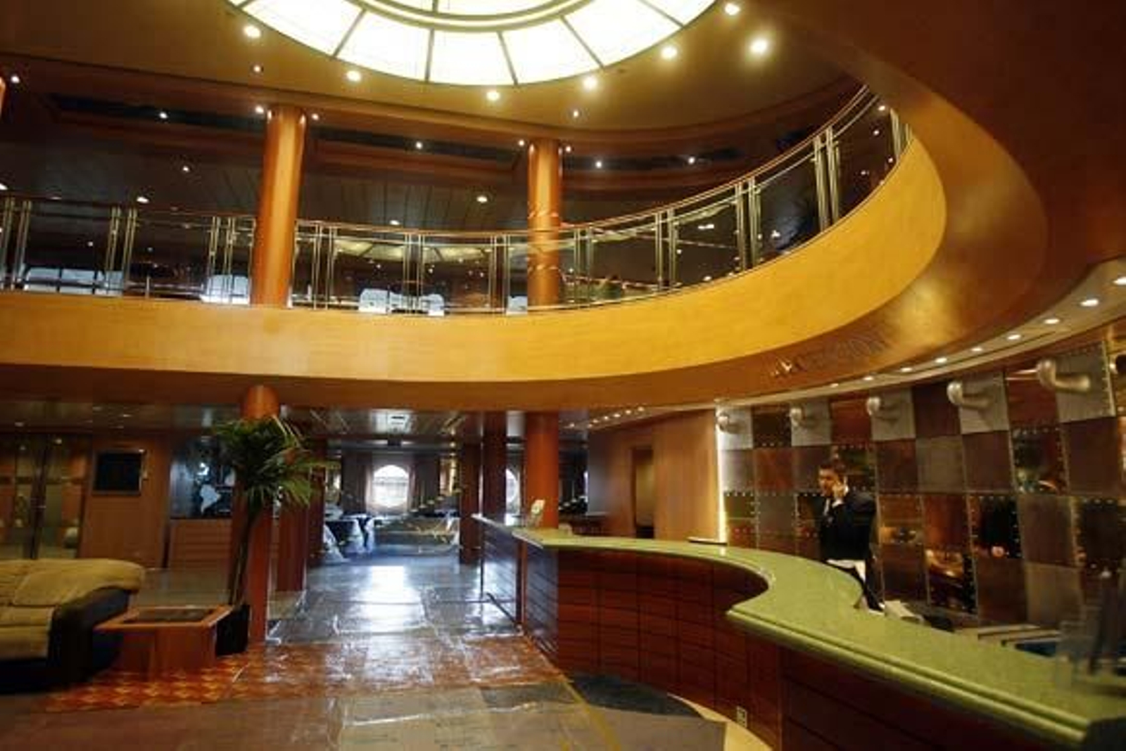 Más de 200 operarios de Navantia participan en la revisión del buque de Iberocruceros

Foto: Joaquin Pino