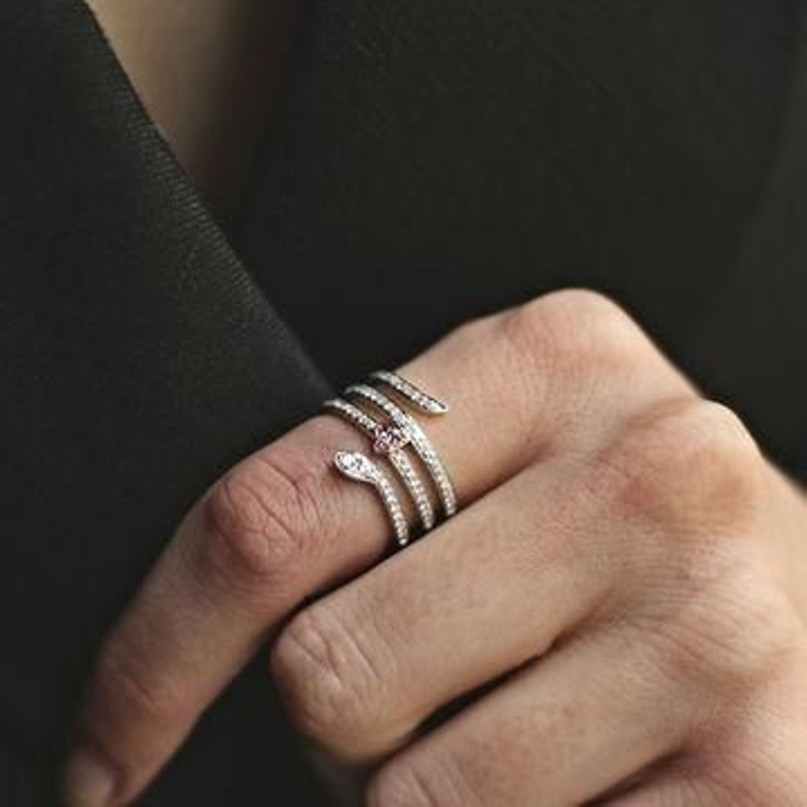 Anillo Romeo y Julieta de Suárez (2.500 euros).
