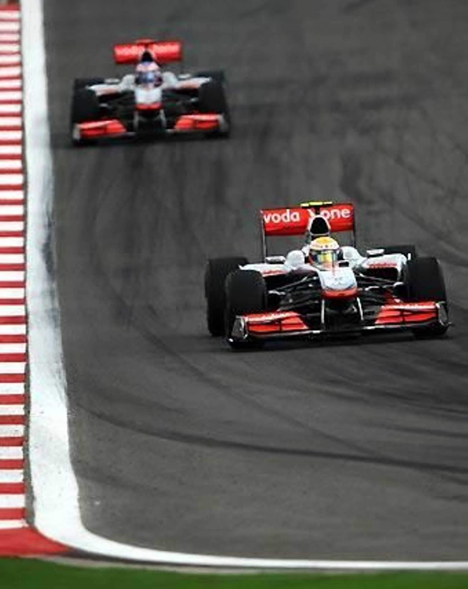 Los pilotos de McLaren Jenson Button y Lewis Hamilton, segundo y primero en el Gran Premio de Turquía.

Foto: Reuters / Afp Photo / Efe