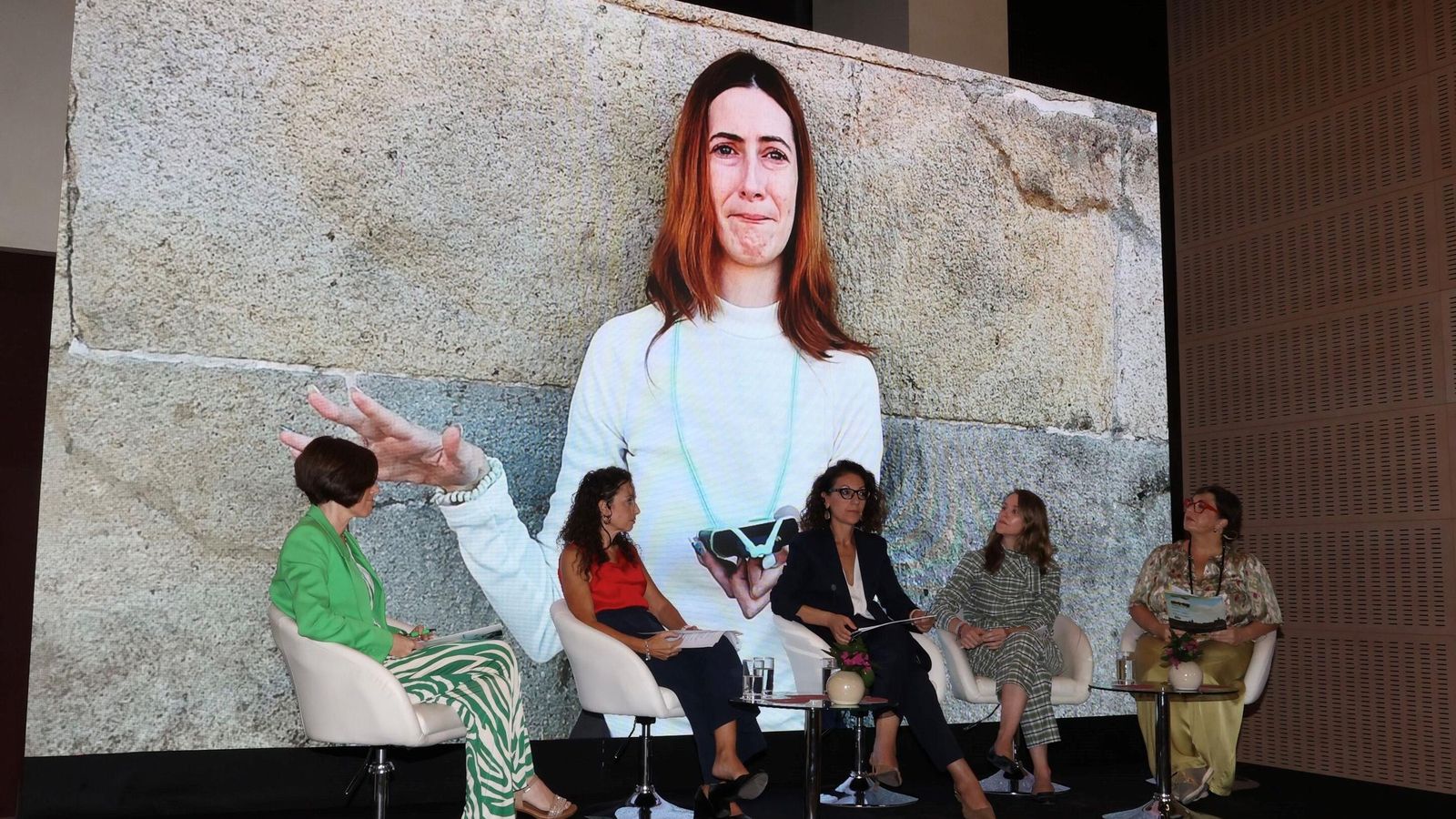 Momento en el que se emitió el video con el testimonio de Claudia López, representante de la Asociación de ENACH.