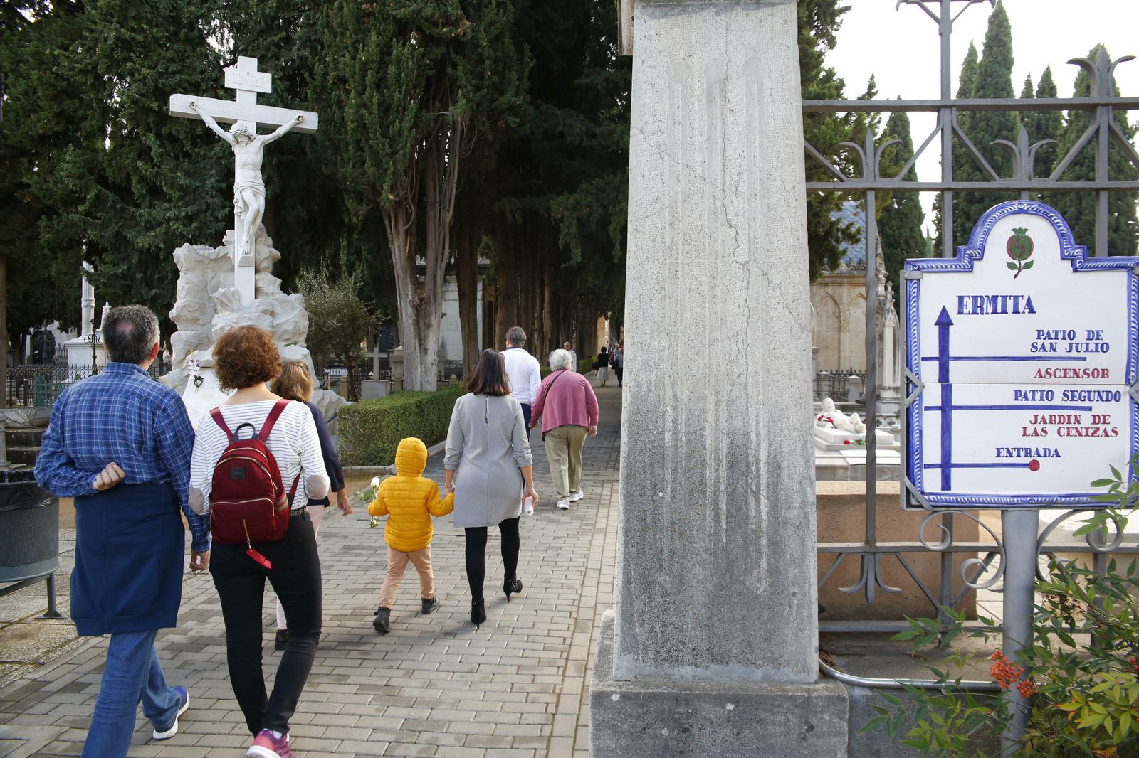 El Día de los Santos en el cementerio de Granadad, en imágenes