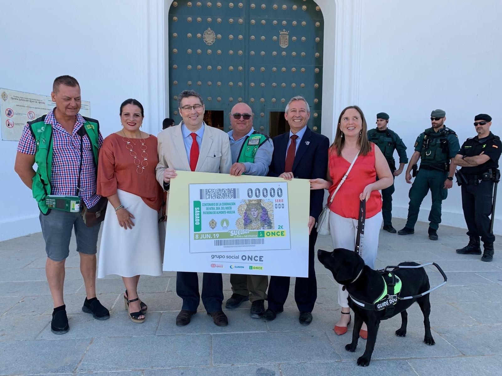 Presentación del cupón de la ONCE ante la ermita de El Rocío.