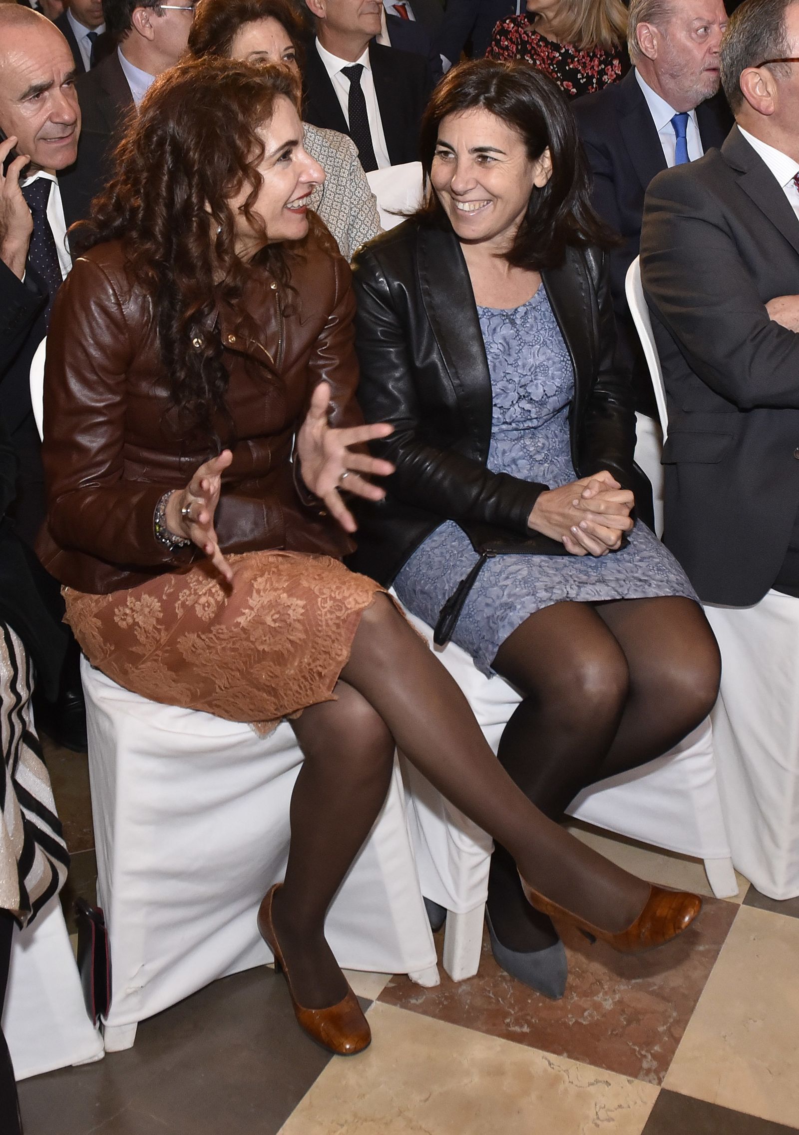 La consejera de Hacienda, María Jesús Montero, conversa con la consejera delegada de Telefónica España, María Jesús Almazor.