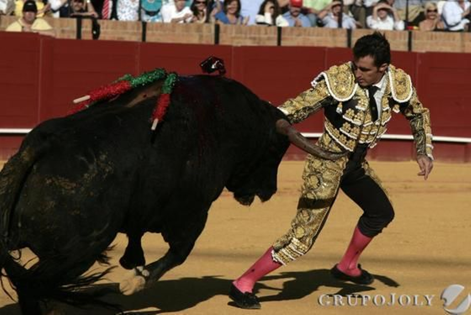 El Fandi torea al tercer astado de la tarde.

Foto: Juan Carlos Munoz