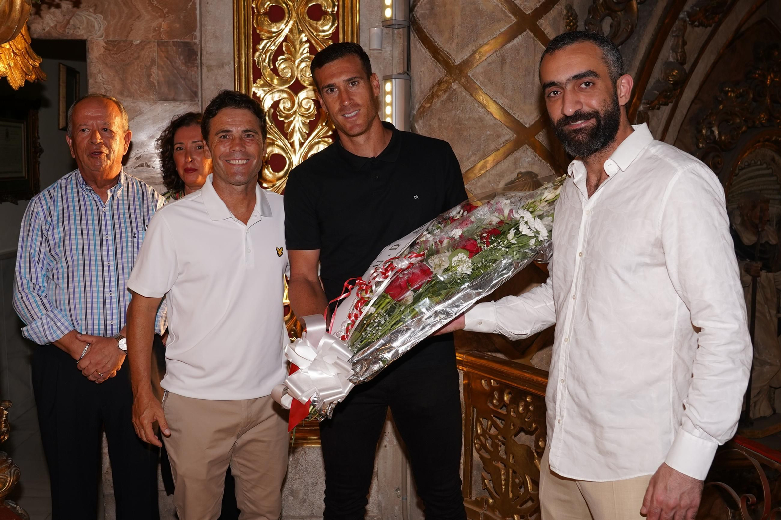 Rubi, Fernando y Mohamed El Assy encabezaron la comitiva rojiblanca. Rubi, Fernando y Mohamed El Assy encabezaron la comitiva rojiblanca.