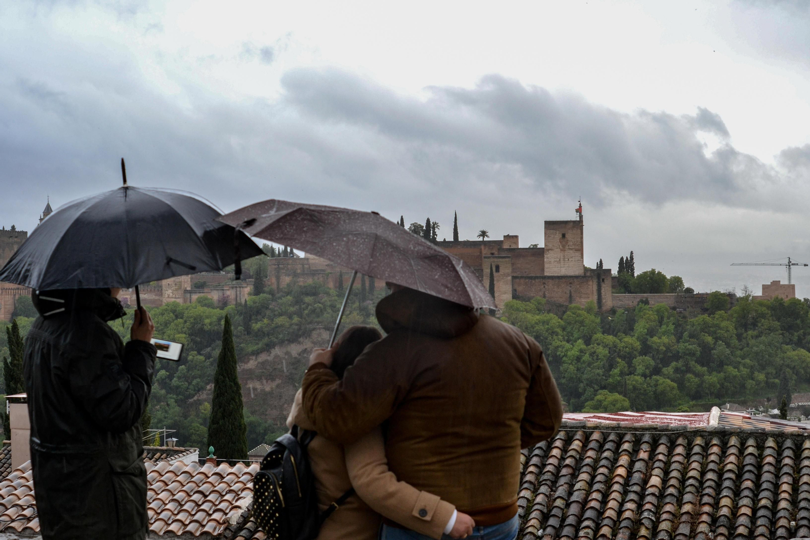 Vistas a la Alhambra en un día de lluvia.