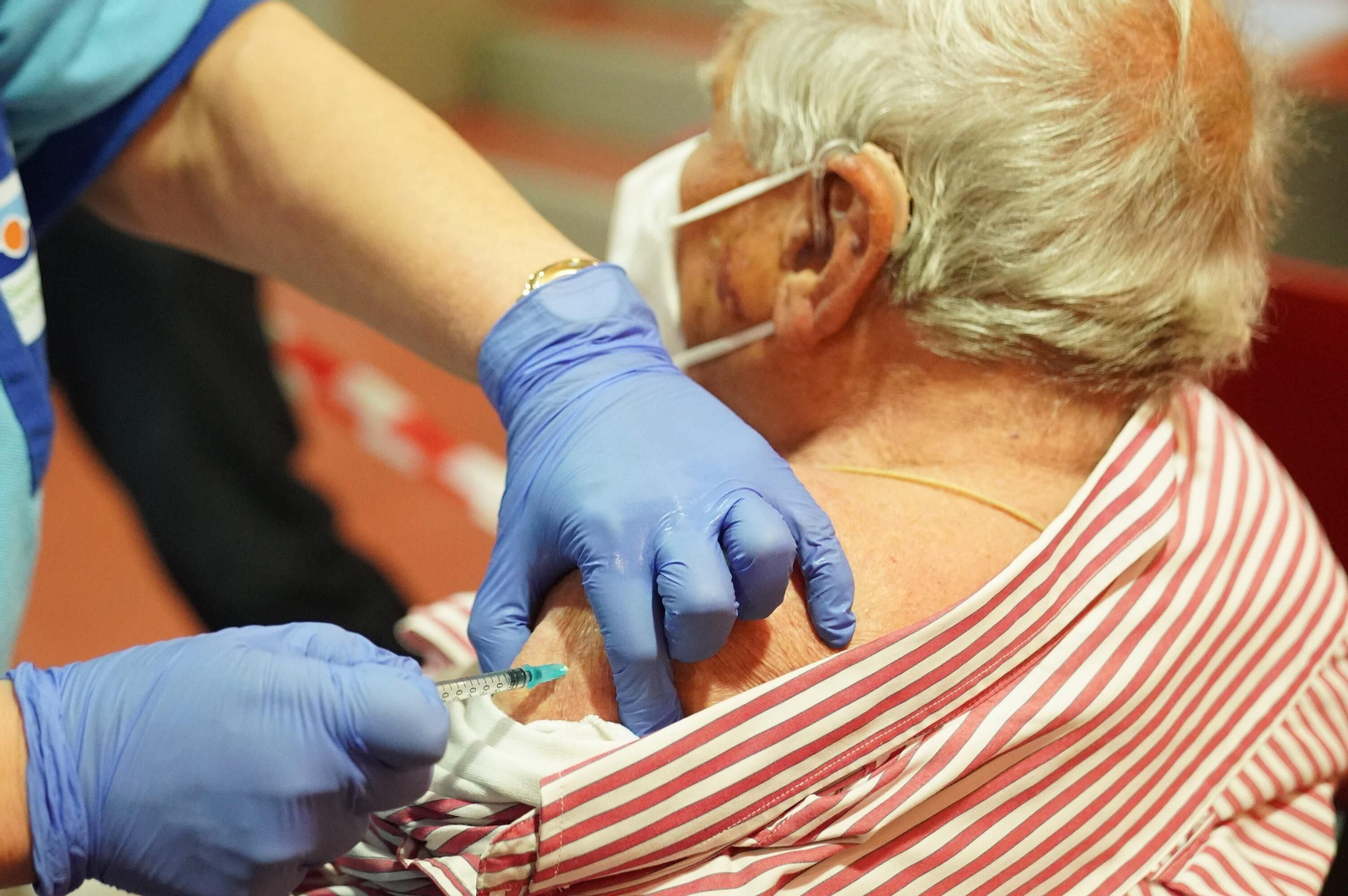 Primeras vacunas a los mayores de 80 años en Andalucía.