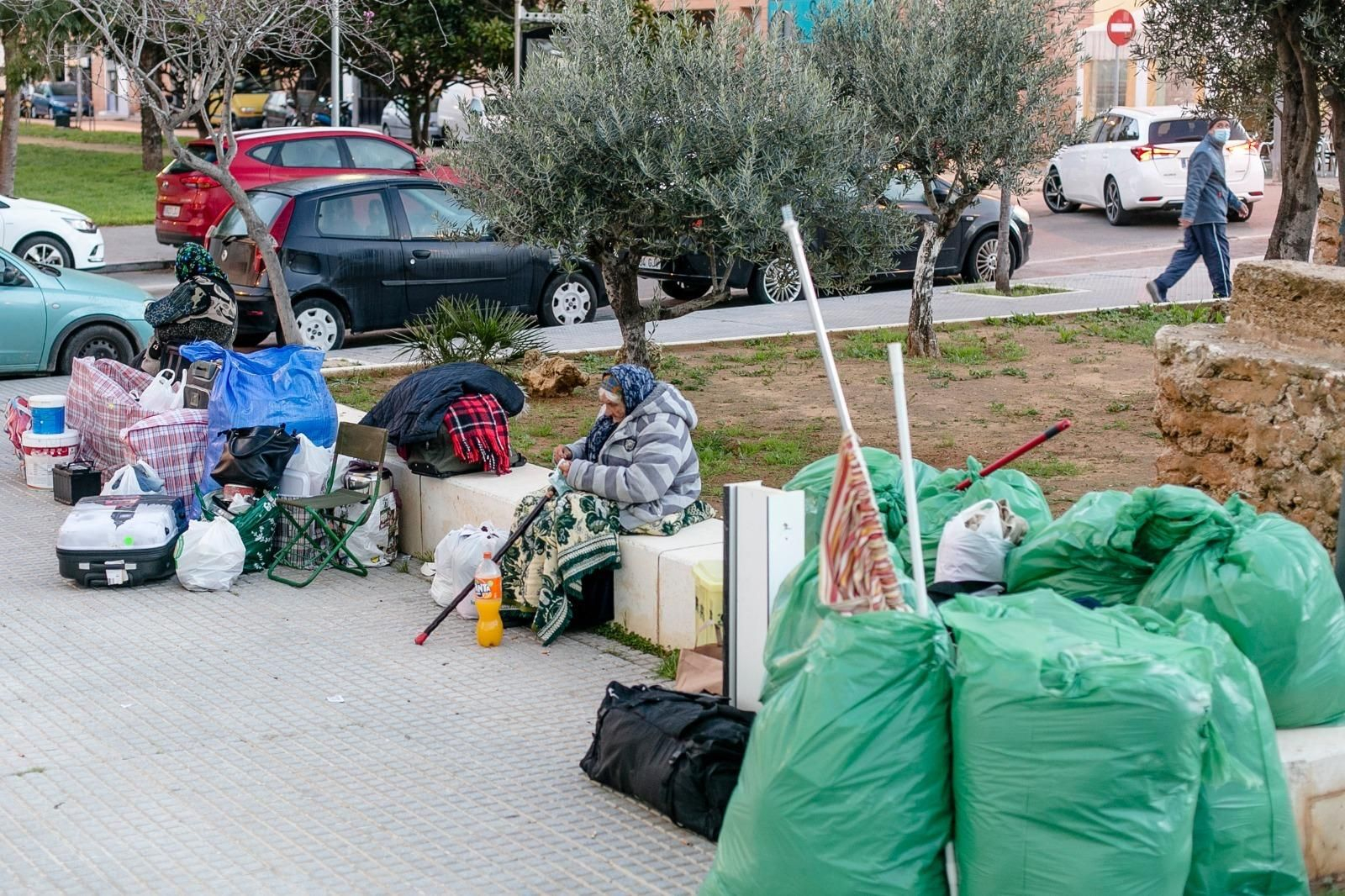 Una de las personas desalojadas esta mañana de la Corrala de la Bahía, entre sus pertenencias.