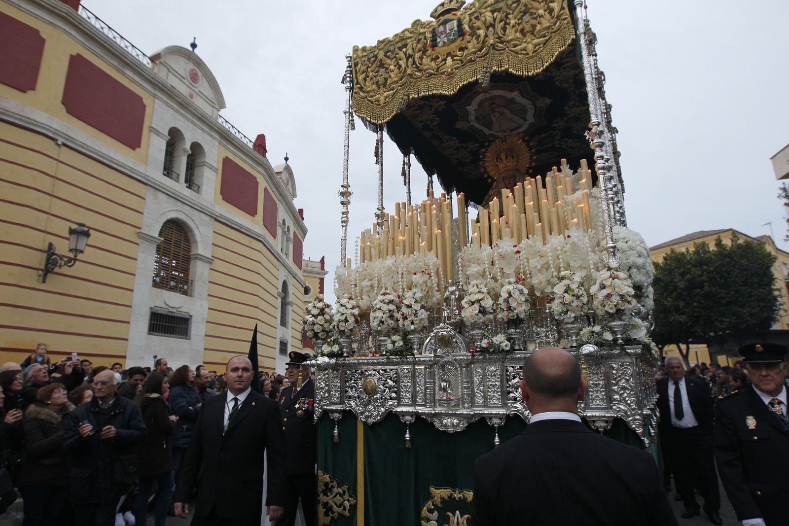 La Virgen de la Esperanza Macarena en la circunvalación de la Plaza de Toros.