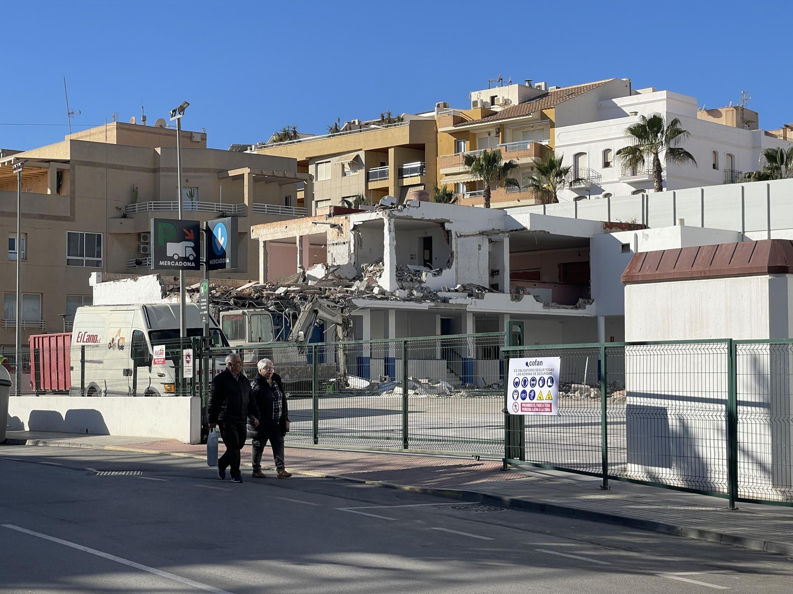 Las imágenes de la demolición del cine Tenis de Garrucha