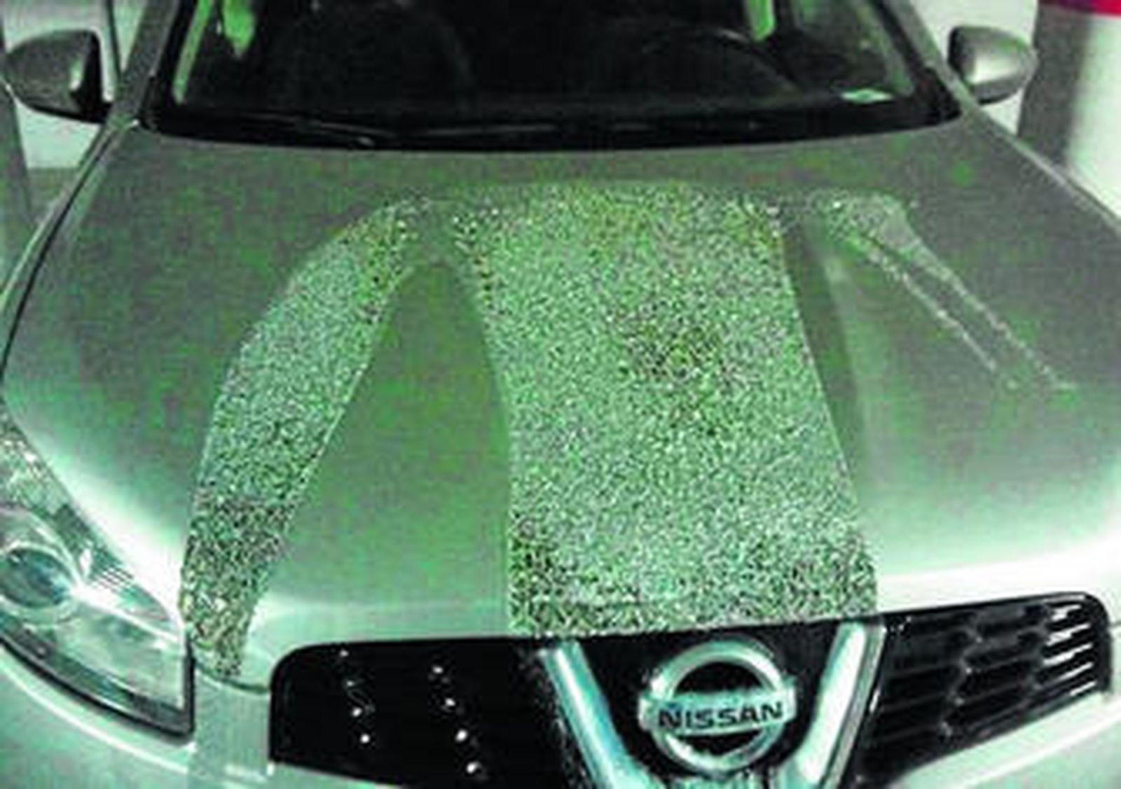 El coche de la alcaldesa de Jerez, Mamen Sánchez, rociado con ácido en el aparcamiento privado de su domicilio.