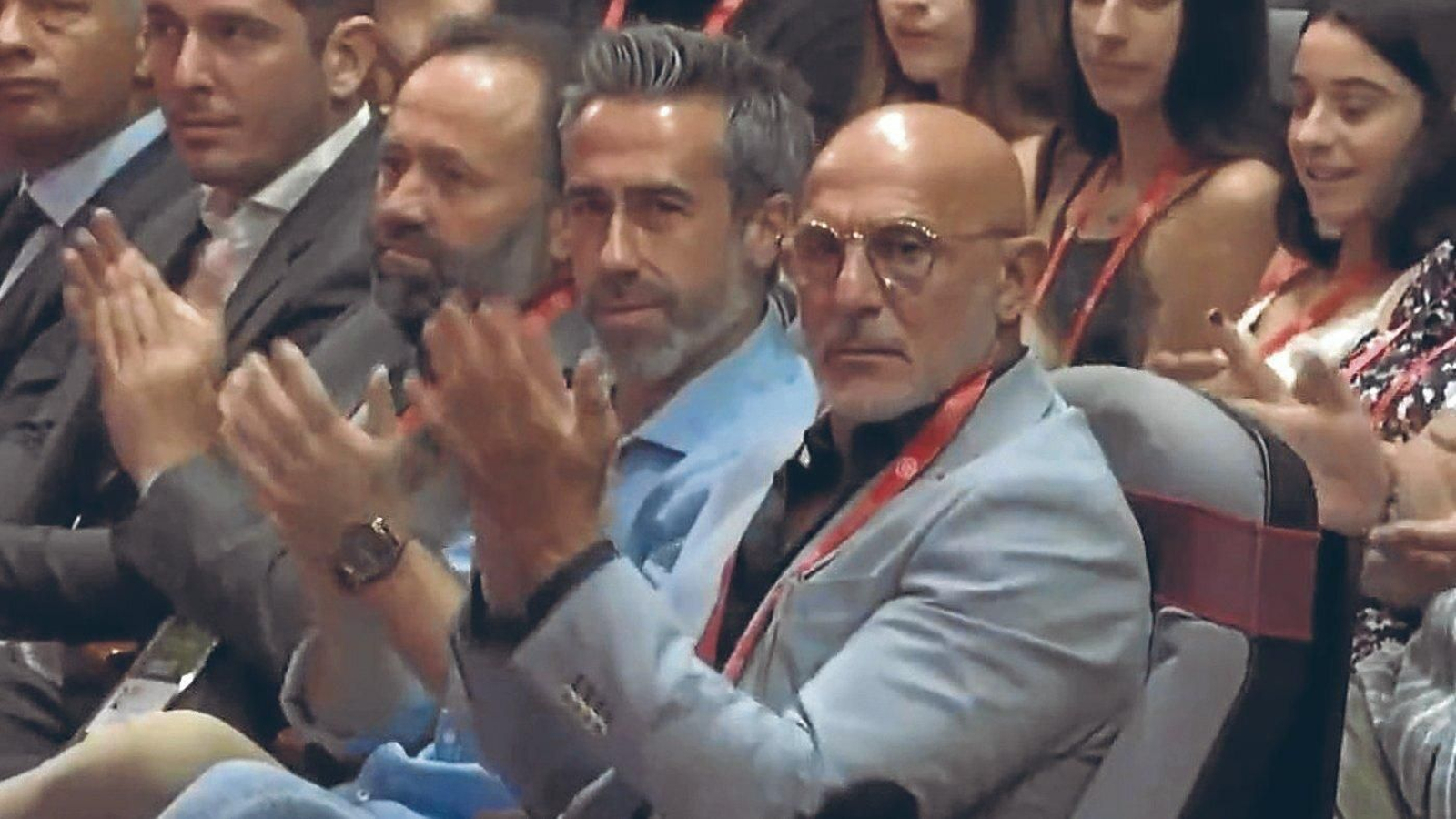 Captura de pantalla en la que De la Fuente aplaude a Rubiales junto a Vilda.