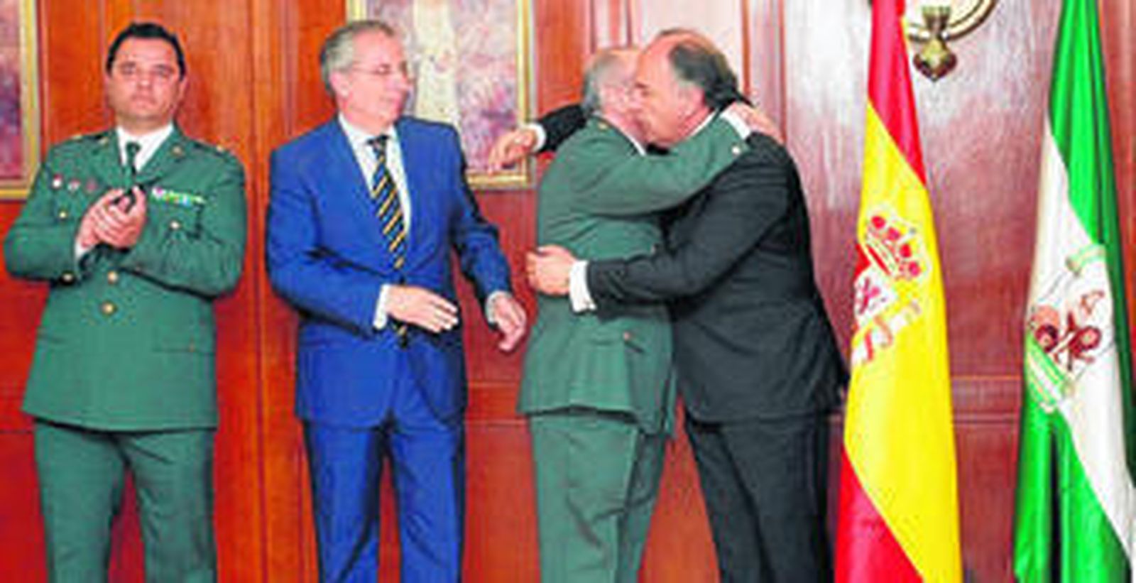 El alcalde de Algeciras y el coronel Marcial Vázquez se abrazan, ayer, en presencia de Javier de Torre.