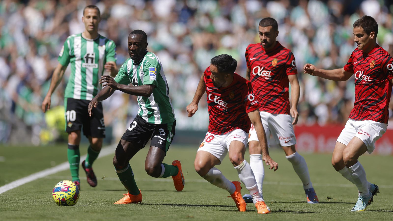 Sabaly, en un lance ante Jaume Costa.