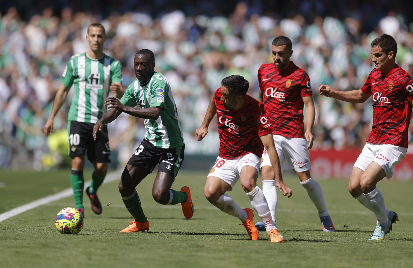 Sabaly, en un lance ante Jaume Costa.